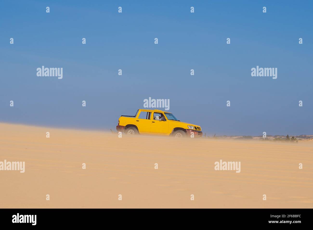 Louez une voiture pour conduire sur les dunes de sable. voiture de sable à 4 roues motrices Banque D'Images Louez une voiture pour conduire sur les dunes de sable. voiture de sable à 4 roues motrices Banque D'Images