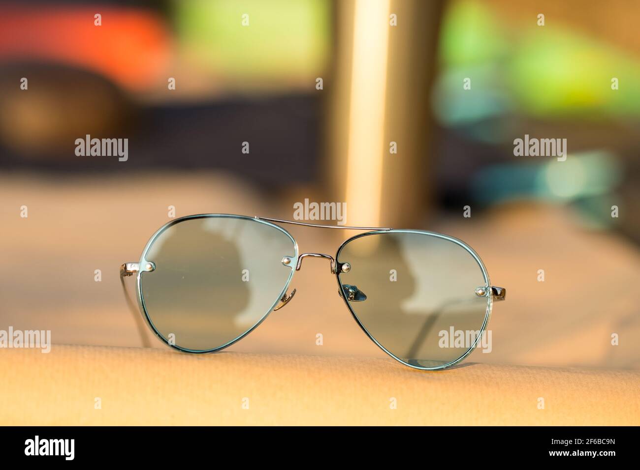 Aviator lunettes de soleil modèle avec de grands verres verts pour les hommes tirer dehors dans un jour d'été gros plan . Mise au point sélective Banque D'Images