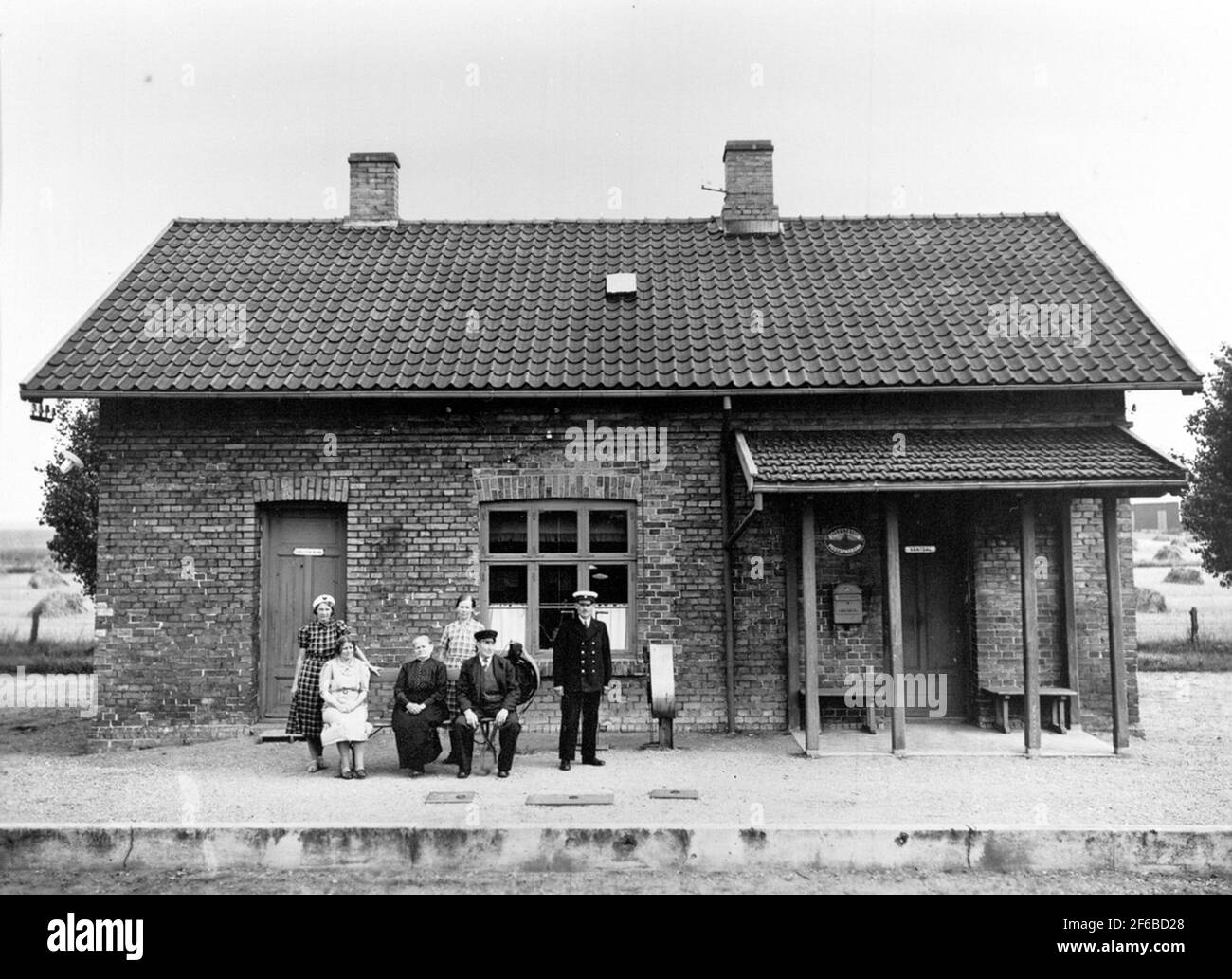 Trelleborg - train Rydsgårt, TRJ, Vallby station. La salle d'attente se trouve à droite. Banque D'Images