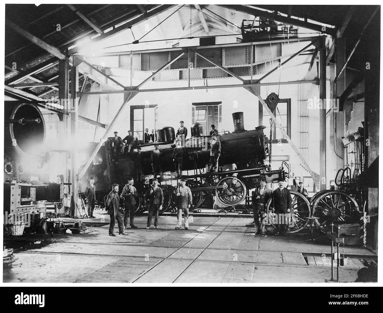 Les chemins de fer de l'État, SJ E 982 à l'intérieur pour réparation. La locomotive a soulevé à l'extrémité avant le personnel qui se posait devant et à la locomotive. Banque D'Images