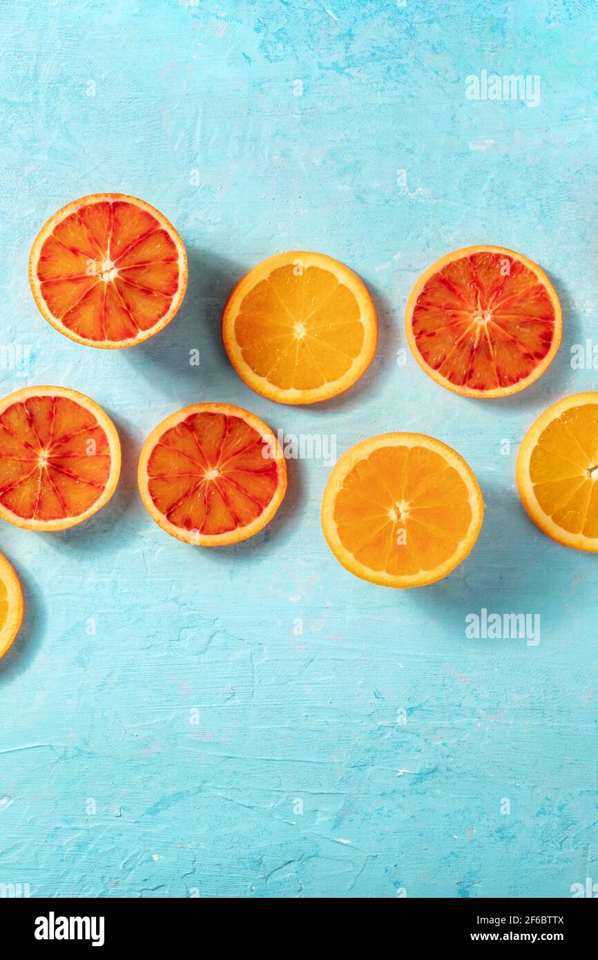 Oranges de différents types, tiré depuis le haut sur un fond bleu Banque D'Images