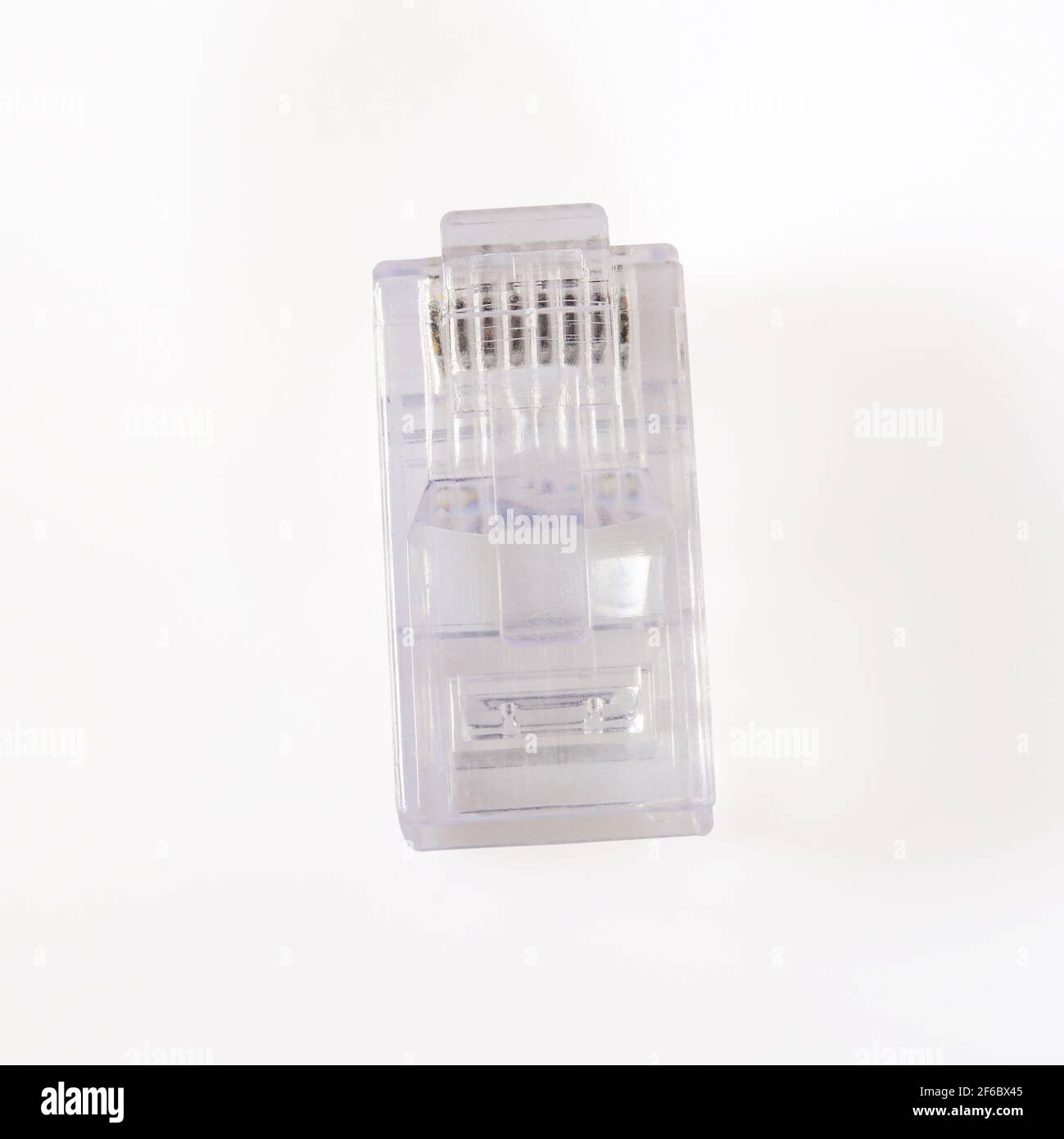 Connecteur rj-45. Connecteur rj45 transparent pour réseau et Internet. Macro de gros plan isolée sur fond blanc. Banque D'Images