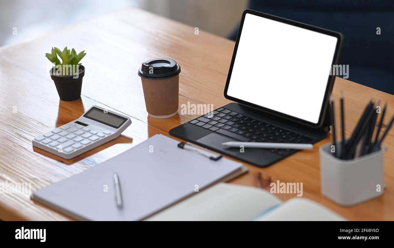 Bureau comptable avec tablette, café, calculatrice et documents sur un  bureau en bois Photo Stock - Alamy
