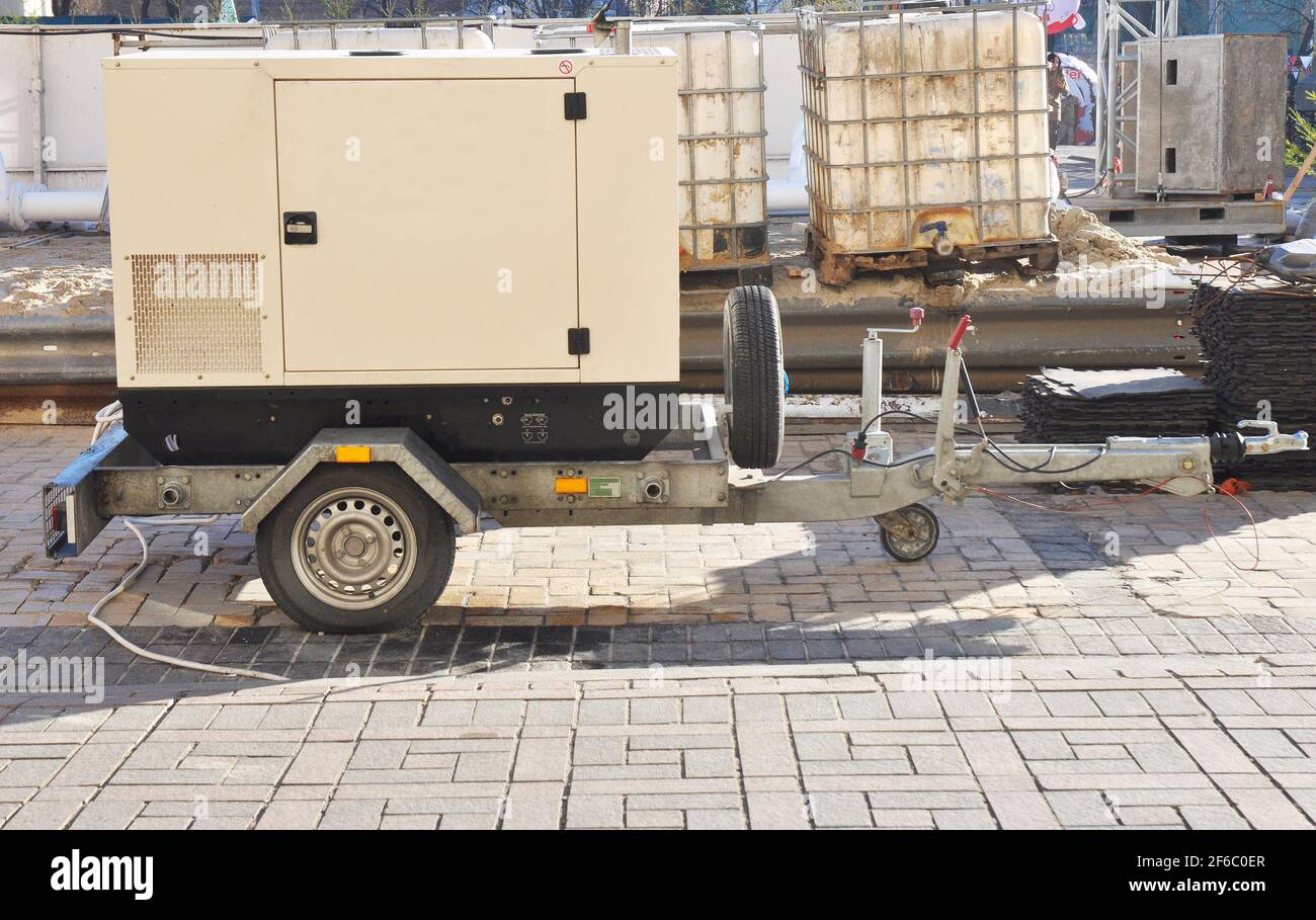 Générateur de secours diesel mobile avec réservoirs de carburant à  l'extérieur Photo Stock - Alamy