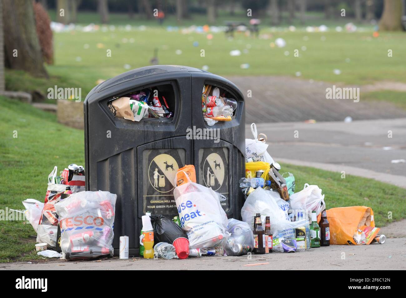 Birmingham, West Midlands, Royaume-Uni. 31 mars 2021. Une mer de déchets a été laissée éparpillée à travers le parc de Cannon Hill ce matin après que des dizaines de personnes sont venues prendre un bain de soleil dans les températures record de mars d'hier. Des bouteilles en verre, des bidons de gaz de craquage hippy et des barbecues ont été jetés sur l'herbe. Une oie du Canada s'est dandelée dans le désordre brisant le cœur, presque incrédule face à ce que sa maison est devenue. Les poubelles débordaient également de déchets. Photo par crédit : arrêter presse Media/Alamy Live News Banque D'Images