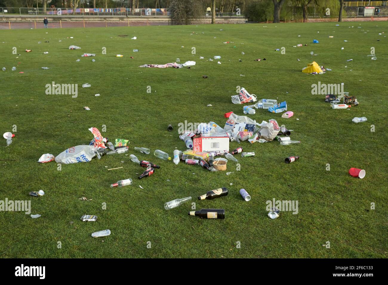 Birmingham, West Midlands, Royaume-Uni. 31 mars 2021. Une mer de déchets a été laissée éparpillée à travers le parc de Cannon Hill ce matin après que des dizaines de personnes sont venues prendre un bain de soleil dans les températures record de mars d'hier. Des bouteilles en verre, des bidons de gaz de craquage hippy et des barbecues ont été jetés sur l'herbe. Une oie du Canada s'est dandelée dans le désordre brisant le cœur, presque incrédule face à ce que sa maison est devenue. Les poubelles débordaient également de déchets. Photo par crédit : arrêter presse Media/Alamy Live News Banque D'Images