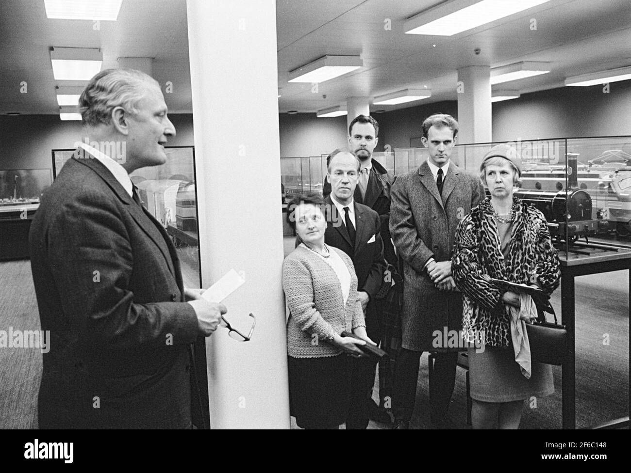 Hall modèle. Directeur général Upmark et visiteurs de l'exposition. Banque D'Images