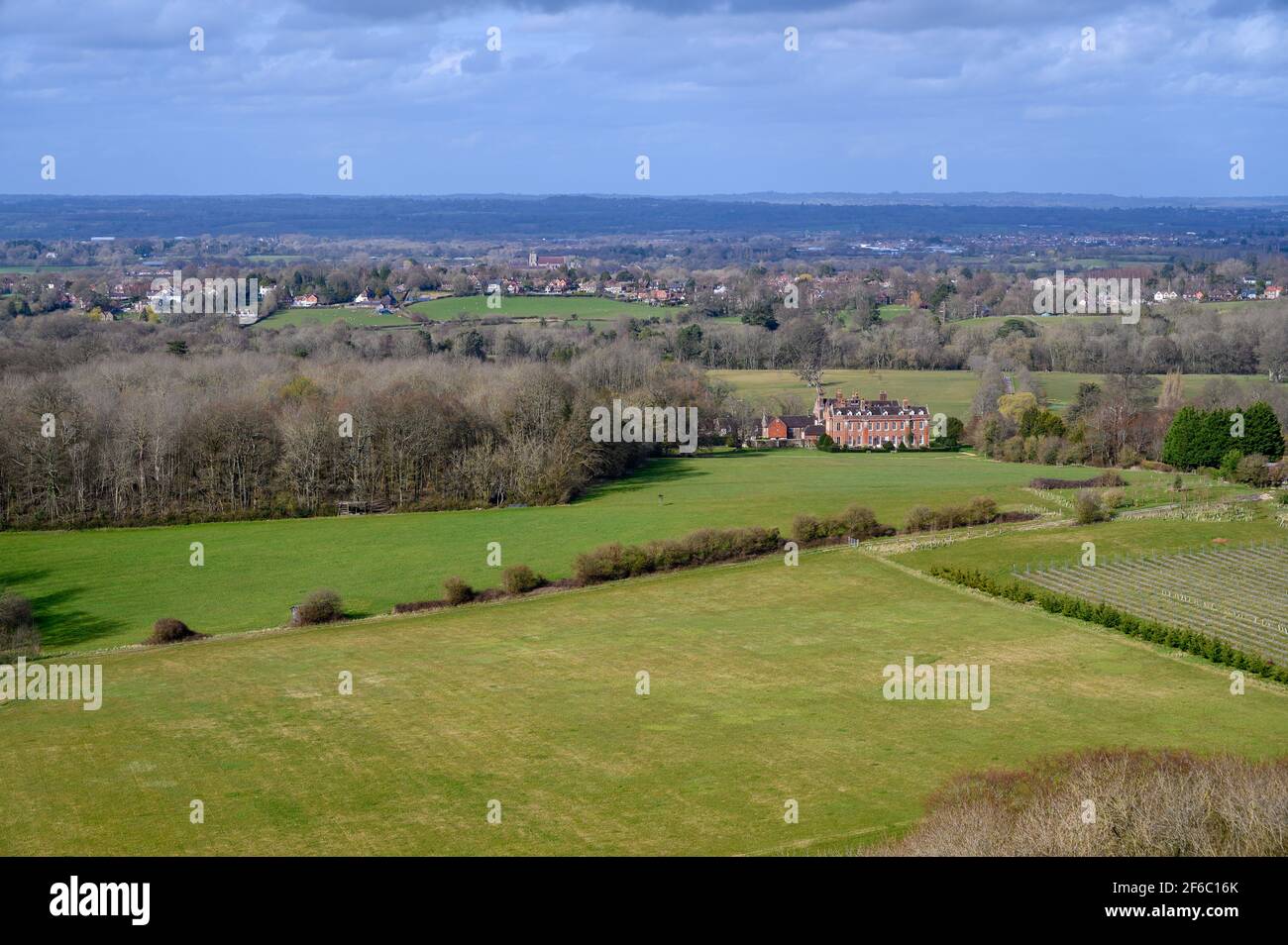 Vue vers le nord sur Danny House et Hurstpierpoint et Hassocks villages de Wolstonbury Hill dans le parc national de South Downs à West Sussex, Angleterre. Banque D'Images