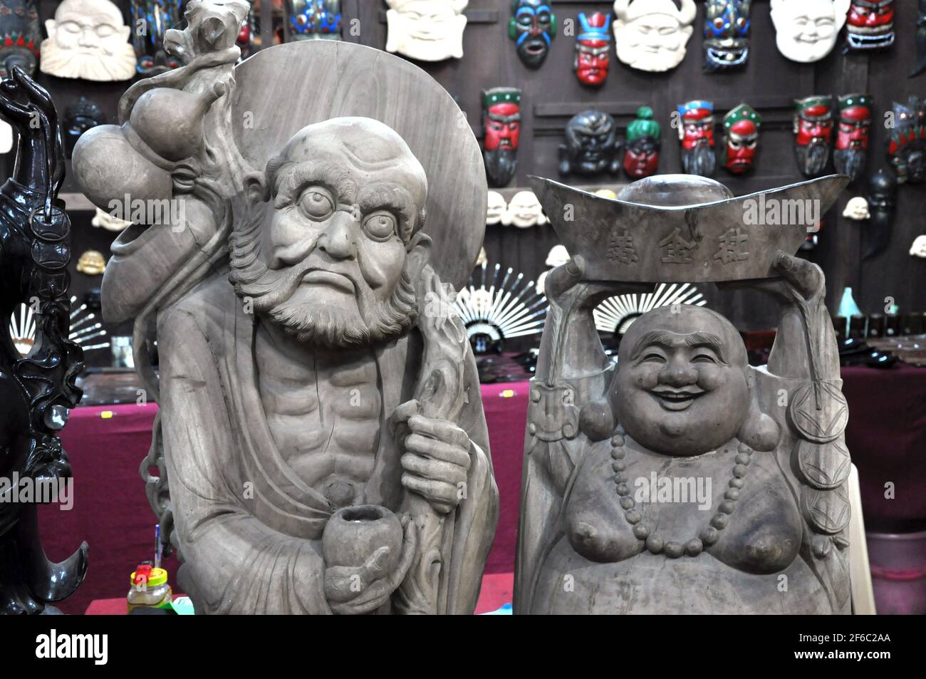 HOI AN, VIETNAM - 3 MARS 2013 : boutique de souvenirs pleine d'objets faits à la main, statues, partiellement en défenses d'éléphant, bois et pierre à Hoi an, vie Banque D'Images