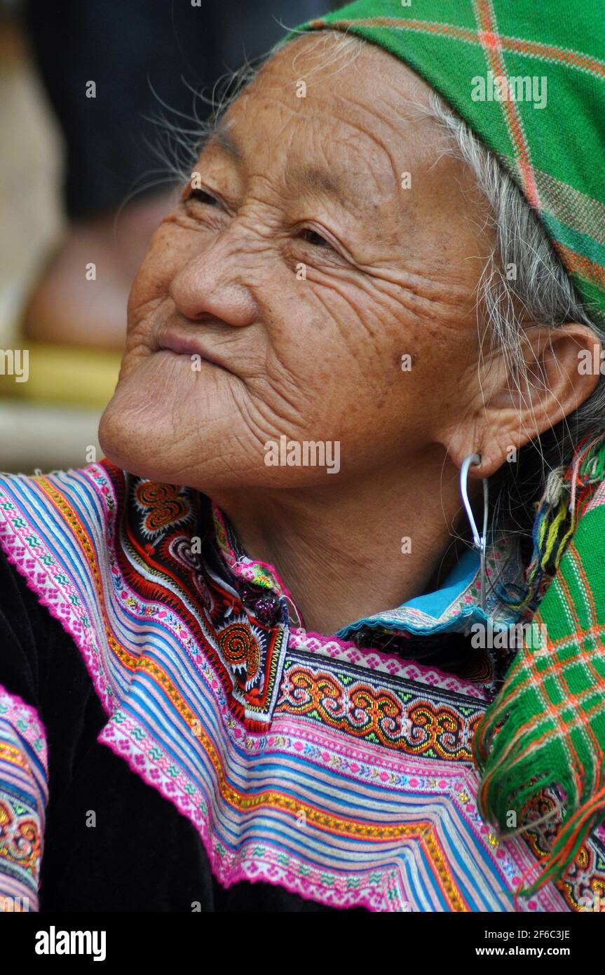 SAPA, VIETNAM - 22 FÉVRIER 2013 : femme Hmong au marché de bac Ha dans le nord du Vietnam. Bac Ha est le marché de la tribu des collines où les gens viennent pour le commerce des marchandises i Banque D'Images