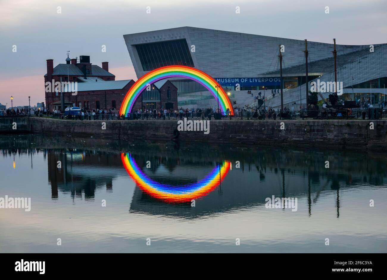 Exposition d'art de Rainbow Street, faisant partie de River of Light Trail dans la région des quais de Liverpool Banque D'Images