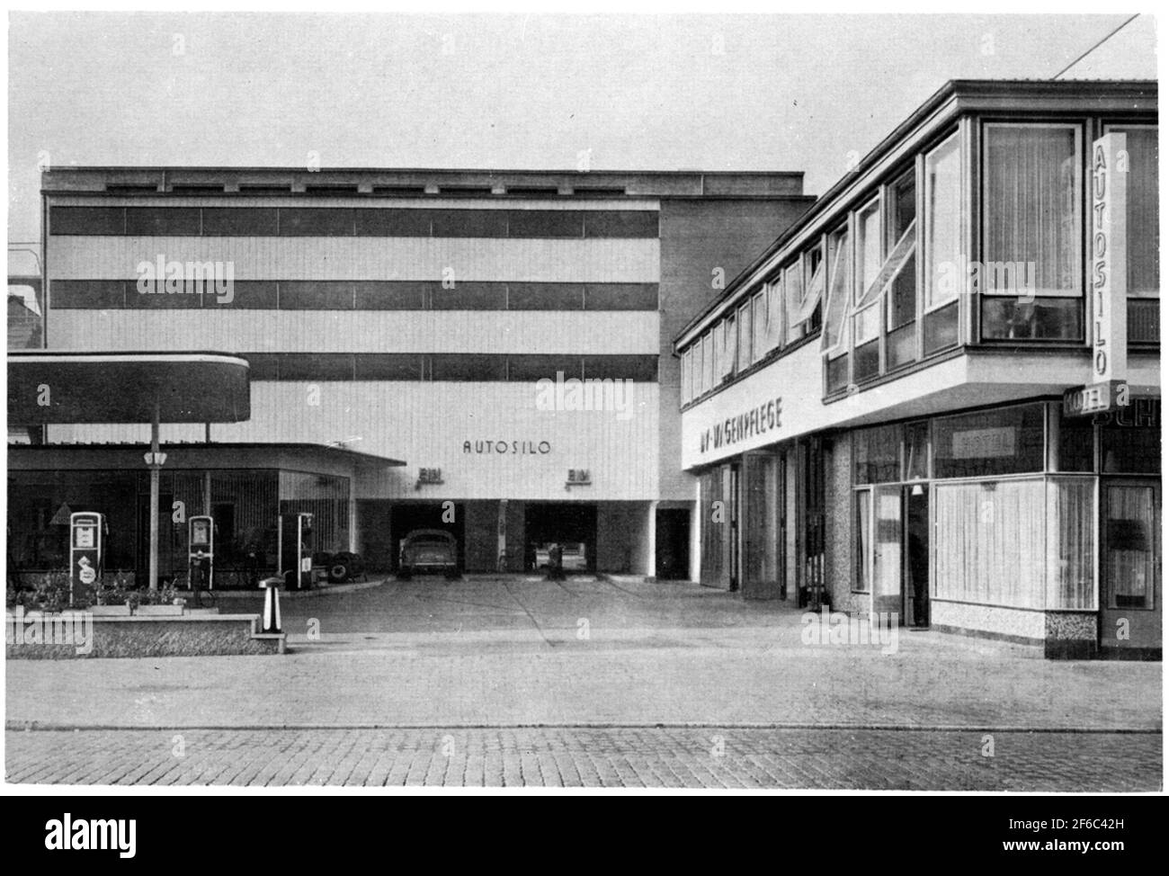 Garages de stationnement (Autosilo) avec entretien de voiture à Karlsruhe, Allemagne. Banque D'Images