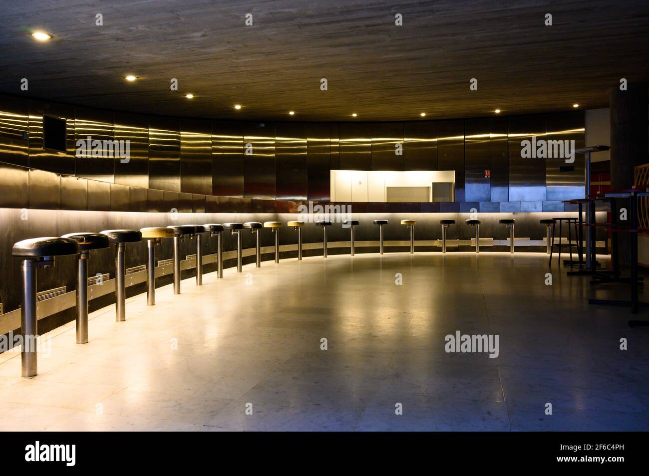 Vue panoramique sur le design rétro à l'intérieur. Rangée de chaises rondes noires autour du mur. Intérieur du bâtiment hauts-de-Seine de la préfecture de police. Banque D'Images
