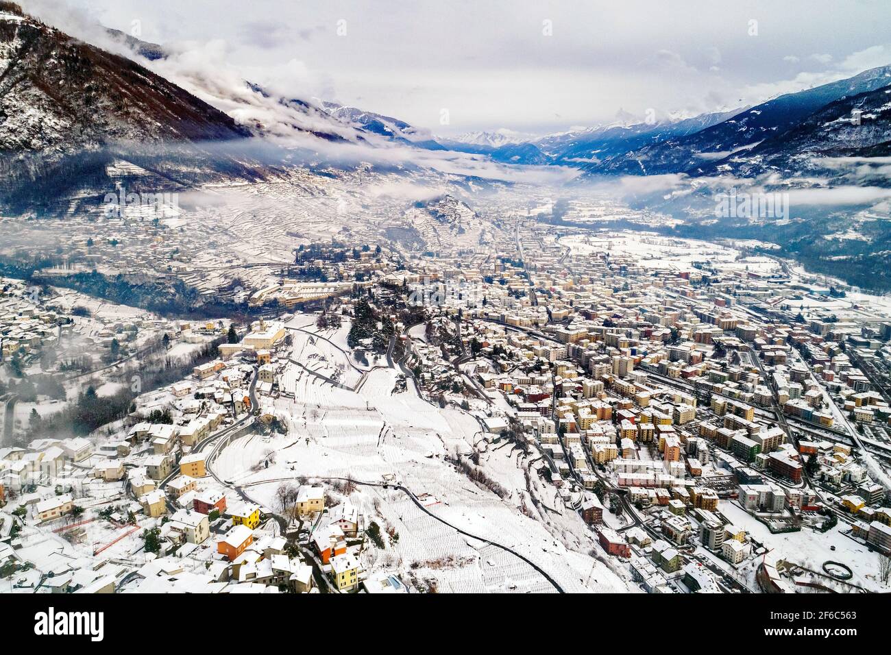 Valtellina (IT), Sondrio, vue aérienne d'hiver Banque D'Images