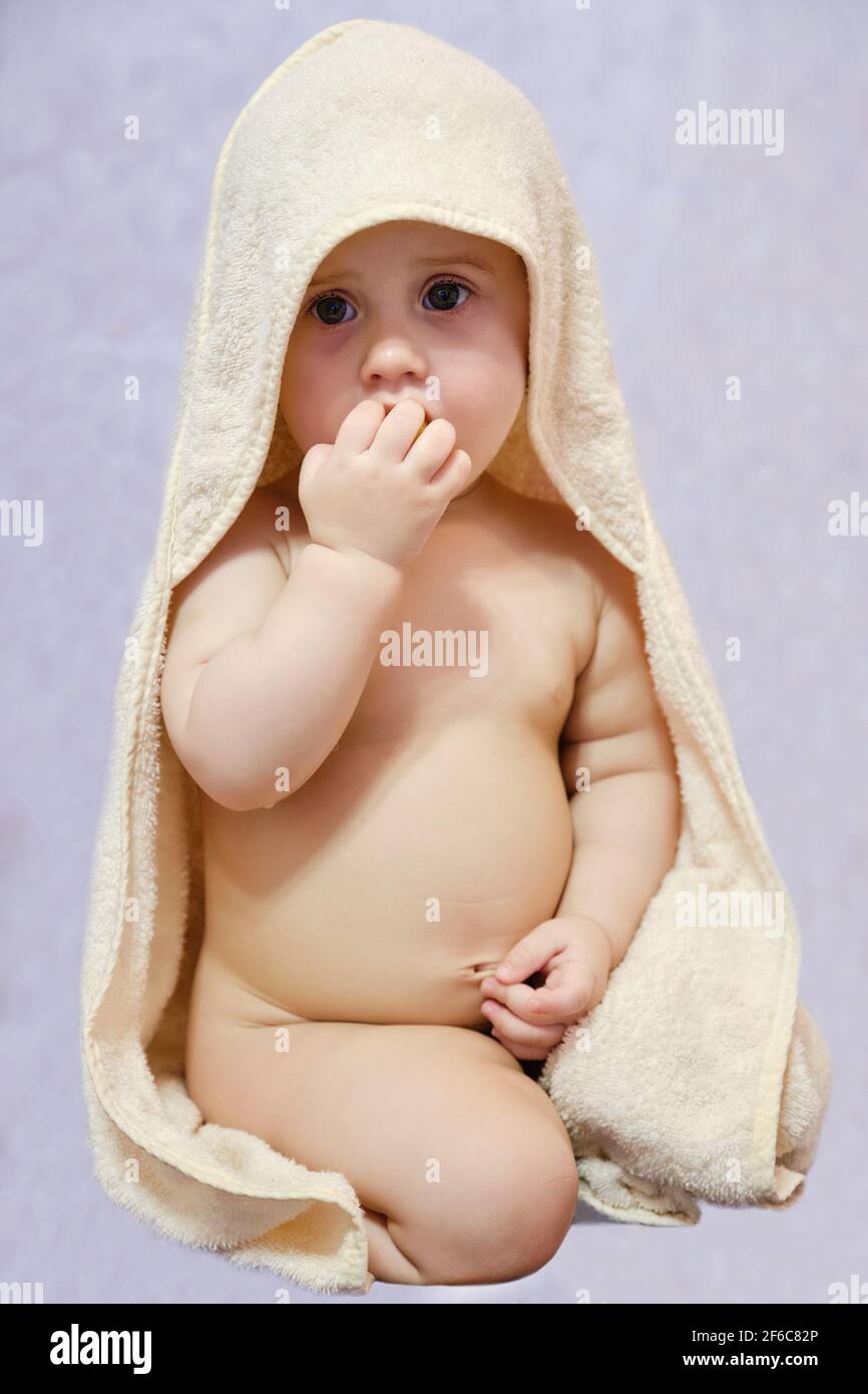 Bebe Fille Apres La Douche Ou Le Bain Avec Une Serviette Sur La Tete Bebe Portant Une Serviette A Capuchon Assis Sur Le Lit Des Parents Apres Le Bain Ou La Douche Bebe Fille Apres La Douche Ou Le Bain Avec Une Serviette Sur La Tete Bebe Portant Une Serviette A Capuchon Assis Sur Le Lit Des Parents Apres Le Bain Ou La Douche