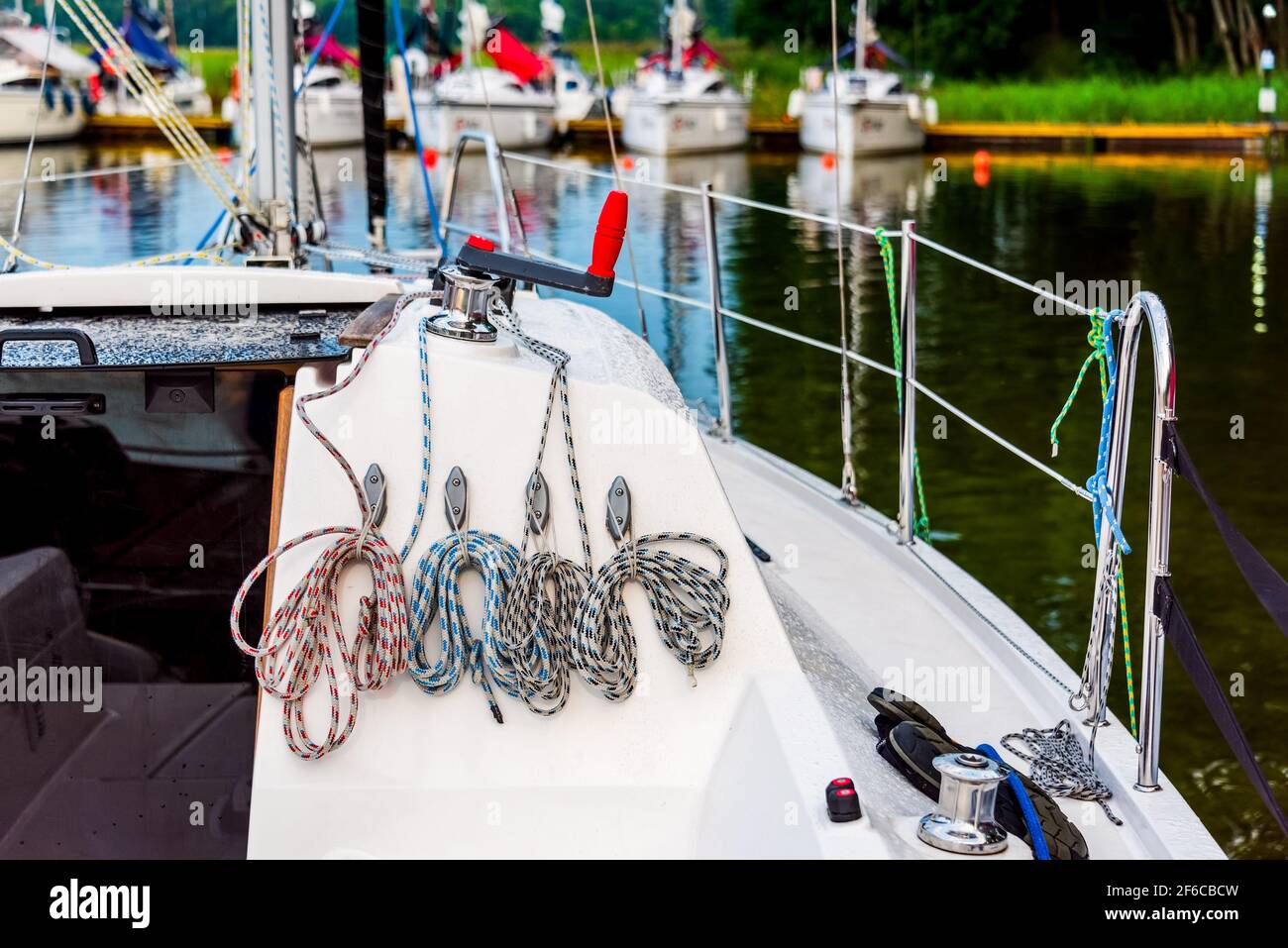 Détail d'un pont de voilier avec treuil et cordes en nylon. Équipement de gréage de bateaux à voile Banque D'Images