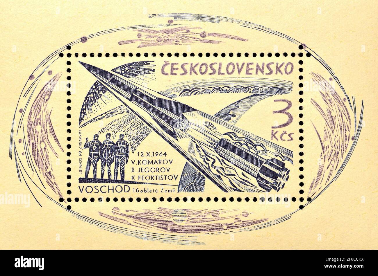 Mini-fiche de timbre-poste de la République tchecholslovakienne (1964) commémorant le lancement du navire spatial soviétique Voskhod I avec 3 astronautes Vladimir M. Komarov, Bo Banque D'Images