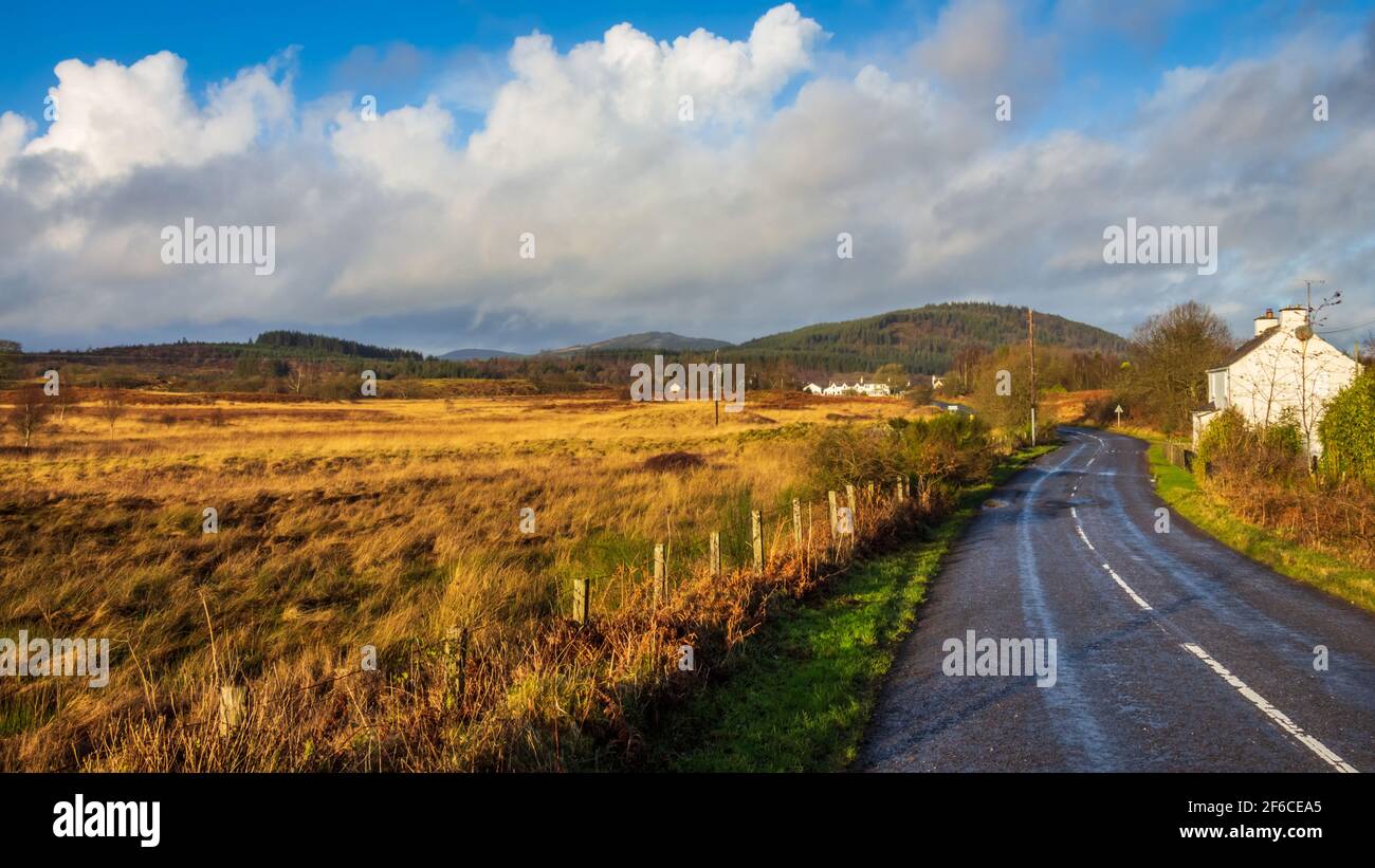 L'A762 à Mossdale à Dumfries et Galloway, par une belle journée d'hiver, avec Bennan Hill et le Galloway Forest Park en arrière-plan, en Écosse Banque D'Images