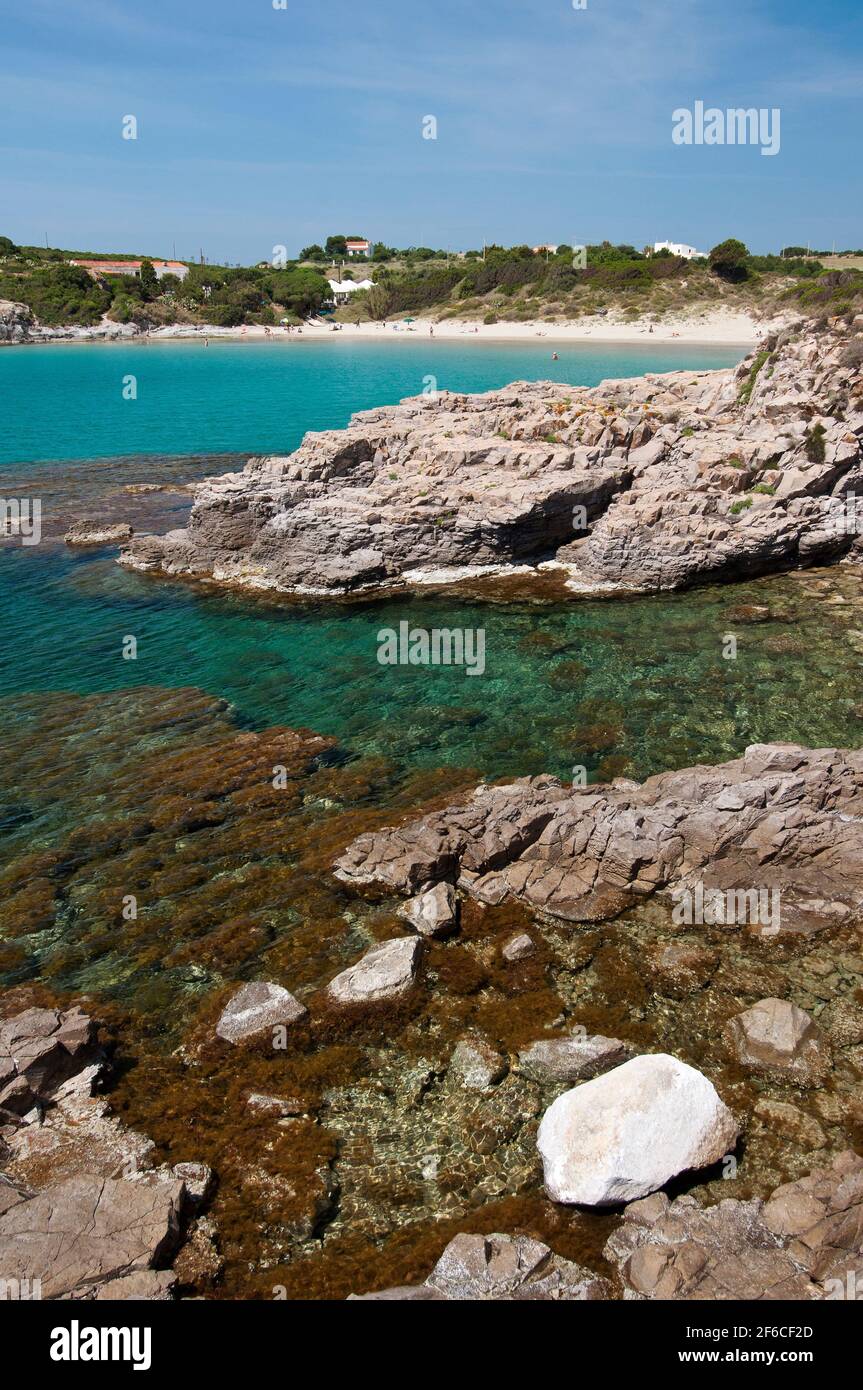 acqua cristallina, sabbia bianca e rocce colorate à la plage de la Bobba, Carloforte, île de San Pietro, Sardaigne Banque D'Images