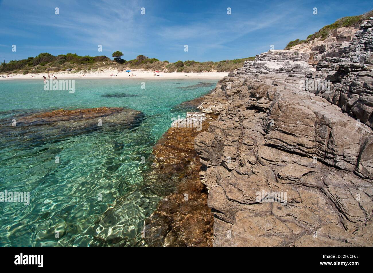 acqua cristallina, sabbia bianca e rocce colorate à la plage de la Bobba, Carloforte, île de San Pietro, Sardaigne Banque D'Images