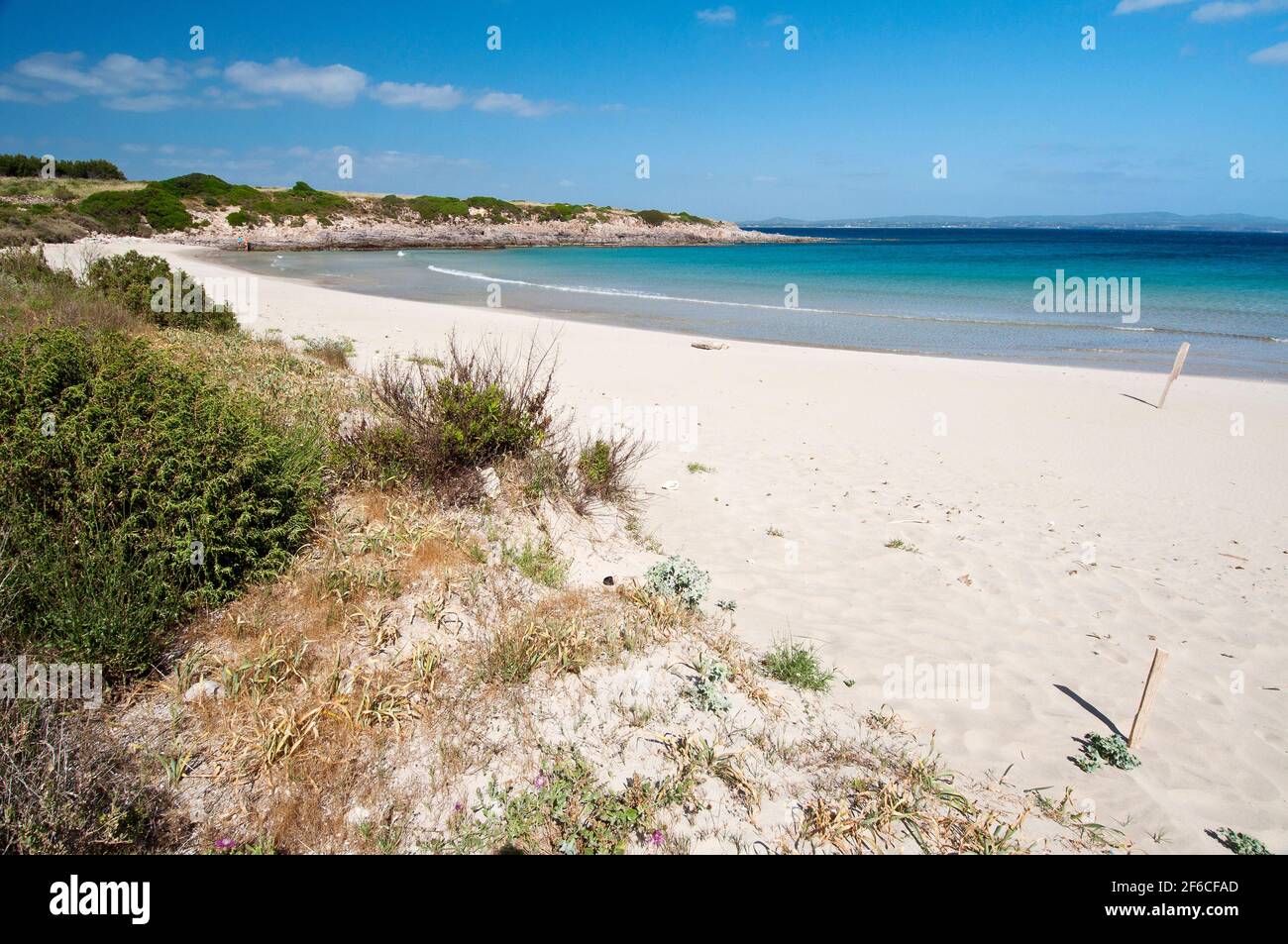 acqua cristallina, sabbia bianca e rocce colorate à la plage de la Bobba, Carloforte, île de San Pietro, Sardaigne Banque D'Images