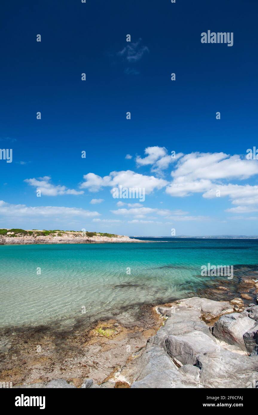 acqua cristallina, sabbia bianca e rocce colorate à la plage de la Bobba, Carloforte, île de San Pietro, Sardaigne Banque D'Images