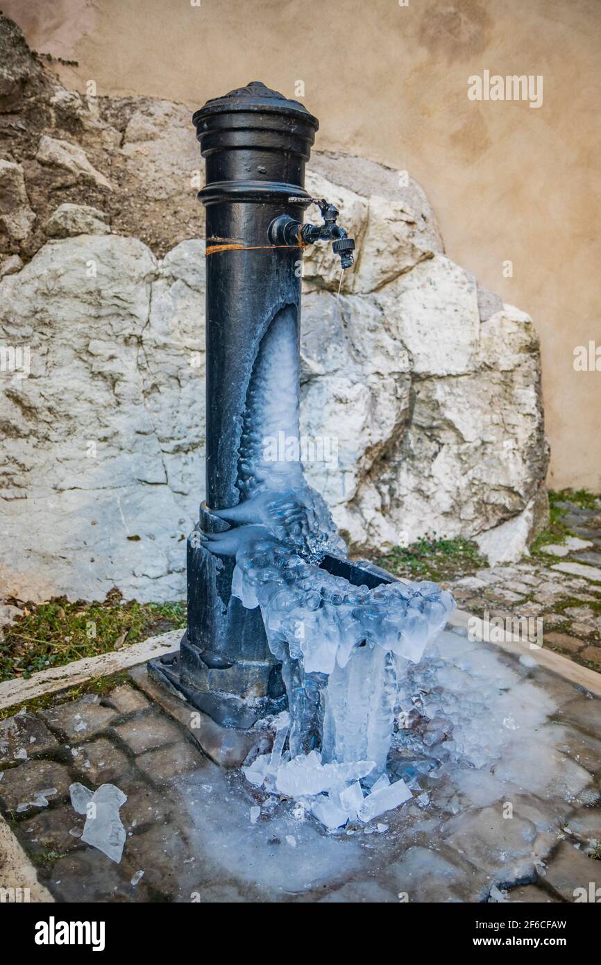 Le petit village médiéval de Capranica Prenestina en Latium, province de Rome. Une fontaine gelée dans l'hiver rigoureux de la montagne. Stalinctus Banque D'Images