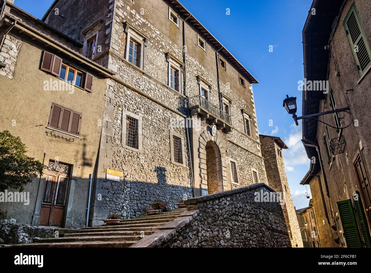 Le petit village médiéval de Capranica Prenestina en Latium, province de Rome. L'imposant Palazzo Barberini, avec l'escalier et le grand voûté Banque D'Images