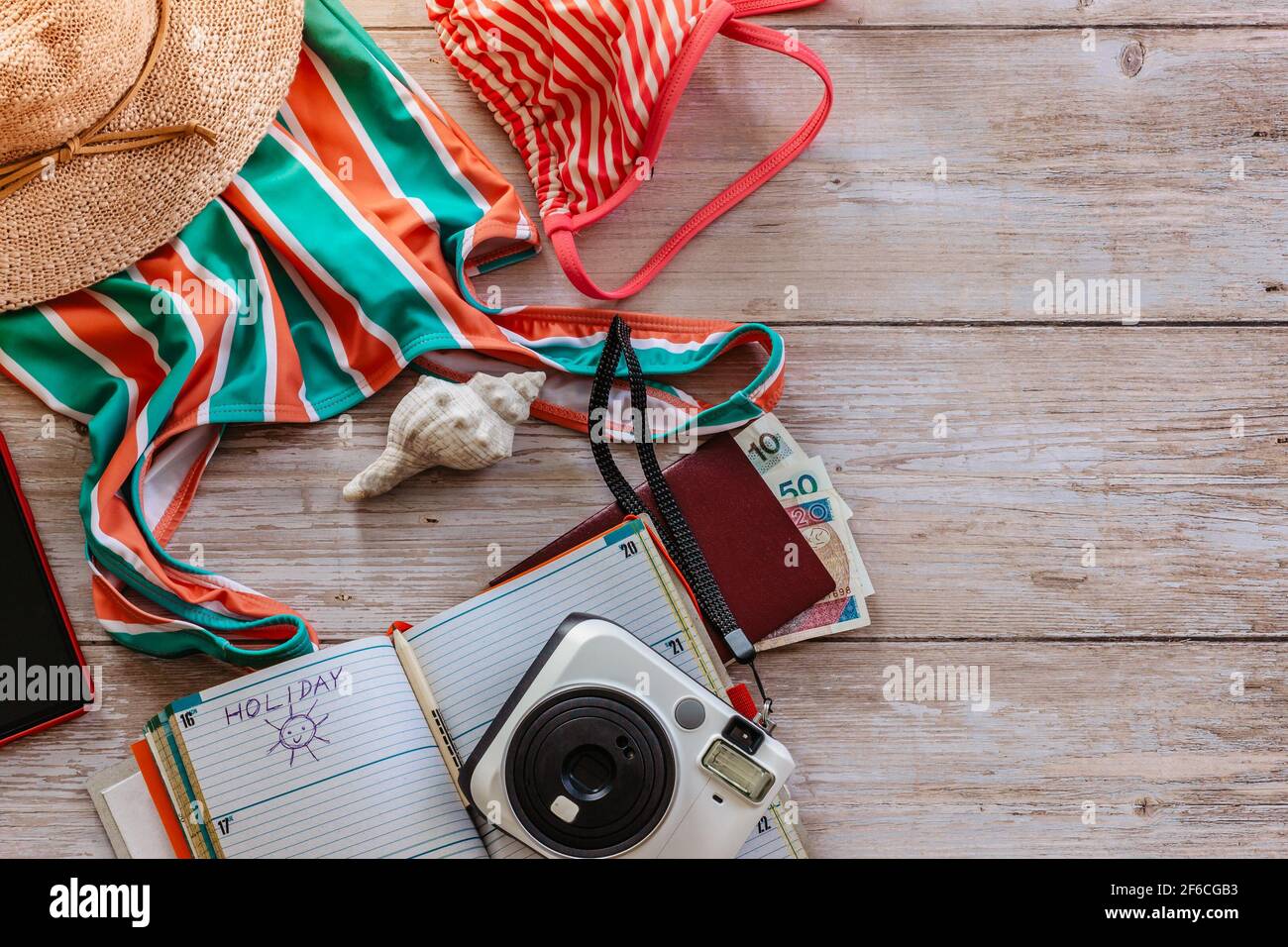 Concept de voyage bannière plat Lay.articles pour les vacances d'été: Passeport, maillot de bain, chapeau, argent, journal, appareil photo, journal page espace de copie.Top View Holiday concept Banque D'Images