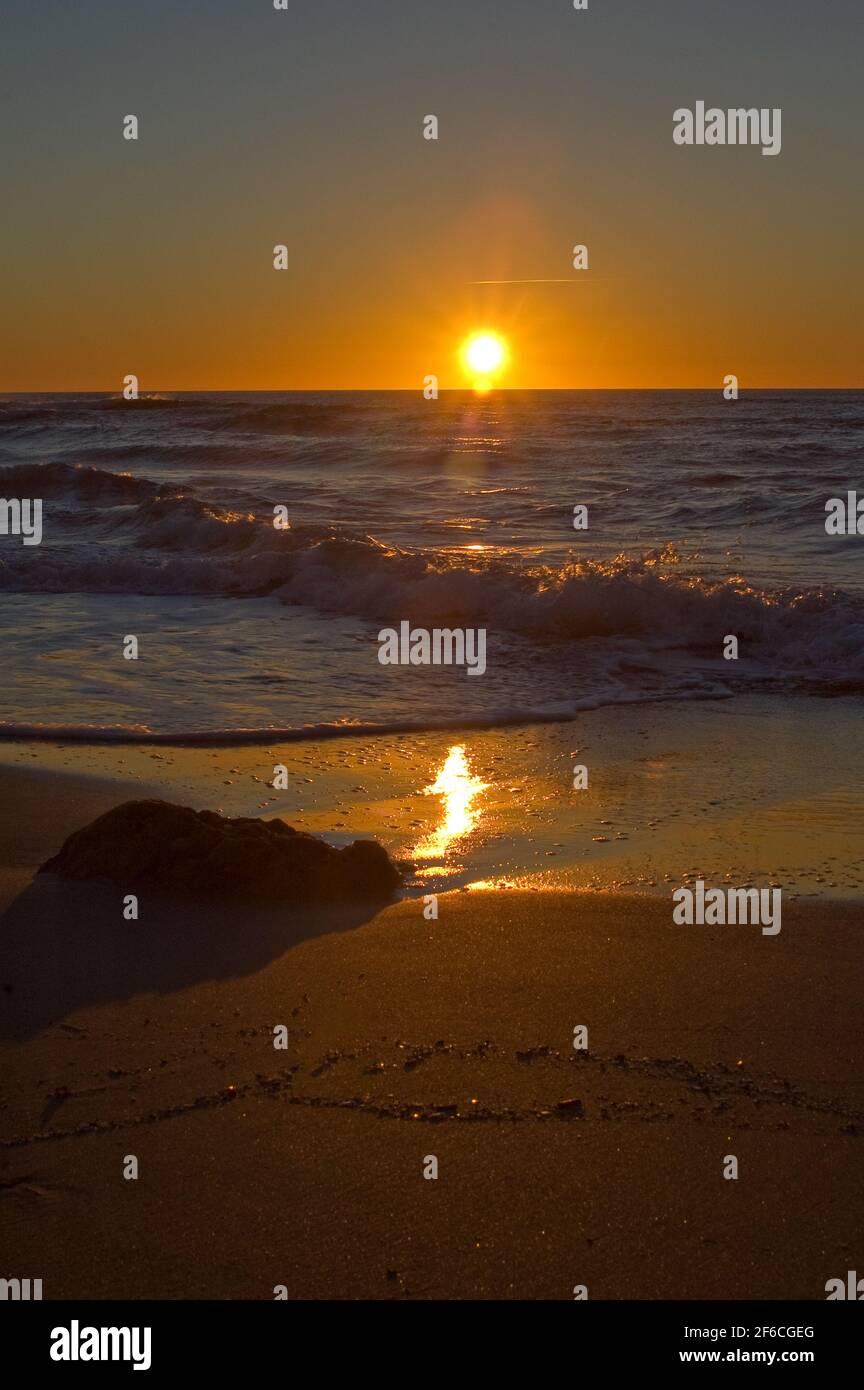 Coucher du soleil sur la plage de San Giovanni di Sinis Sinis Cabras ,,, District d'Oristano, Sardaigne, Italie, Europe Banque D'Images