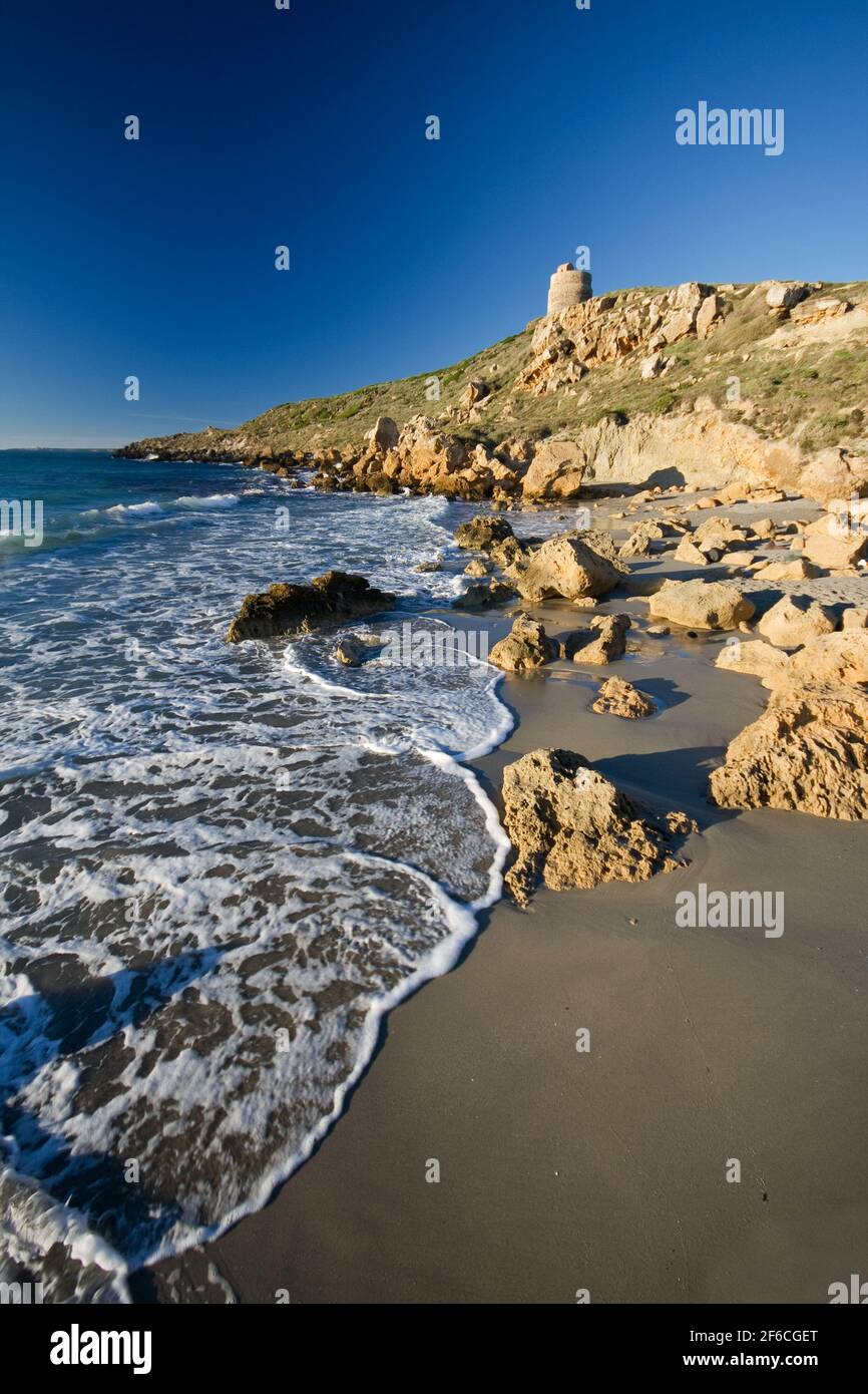 Plage et la tour, San Giovanni di Sinis Sinis Cabras, District, Oristano, Sardaigne, Italie, Europe Banque D'Images