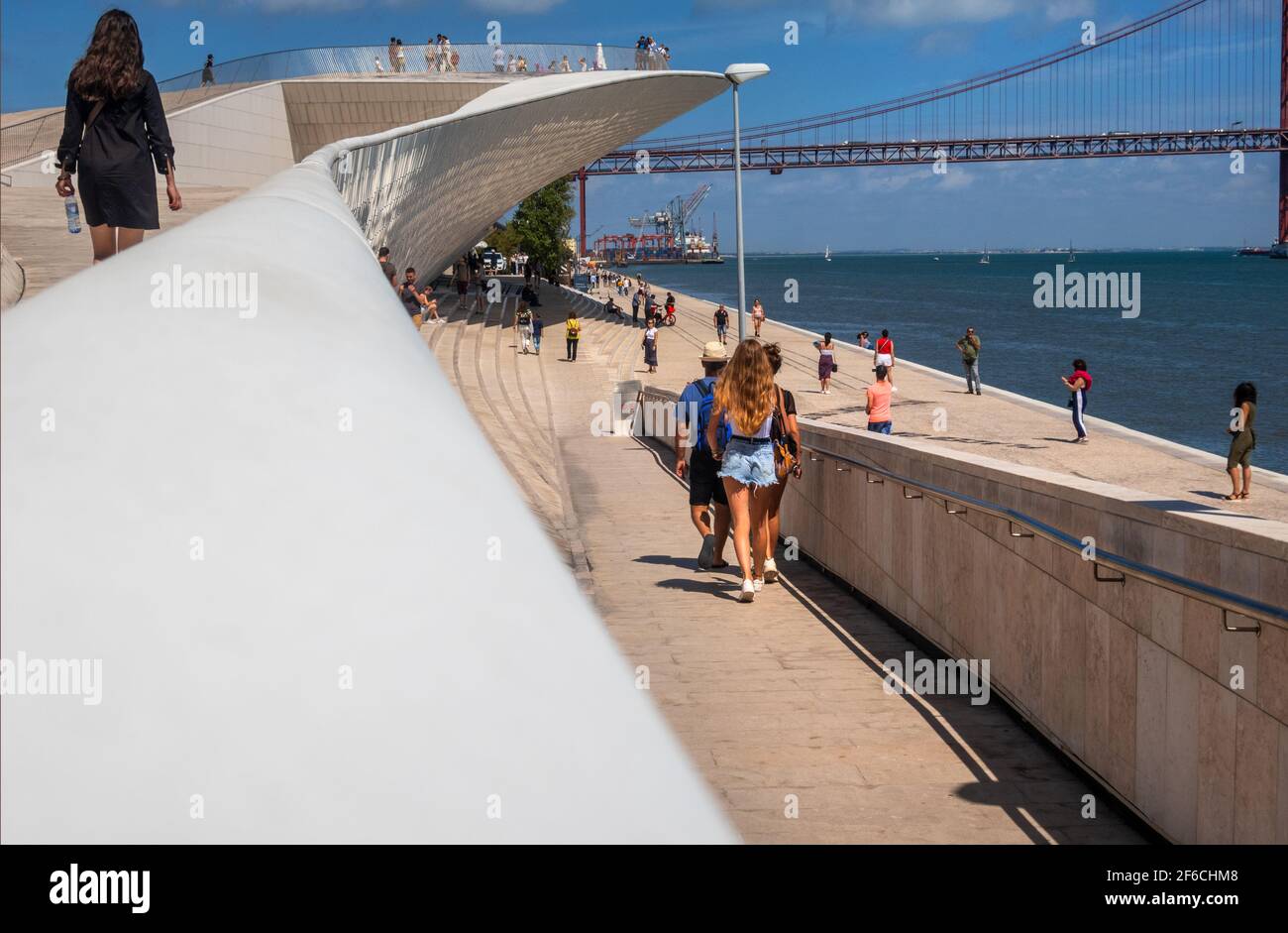 Musée d'Art, d'Architecture et de technologie avec avril 25 Pont en arrière-plan enjambant le Tage, Belem, Lisbonne, Portugal Banque D'Images