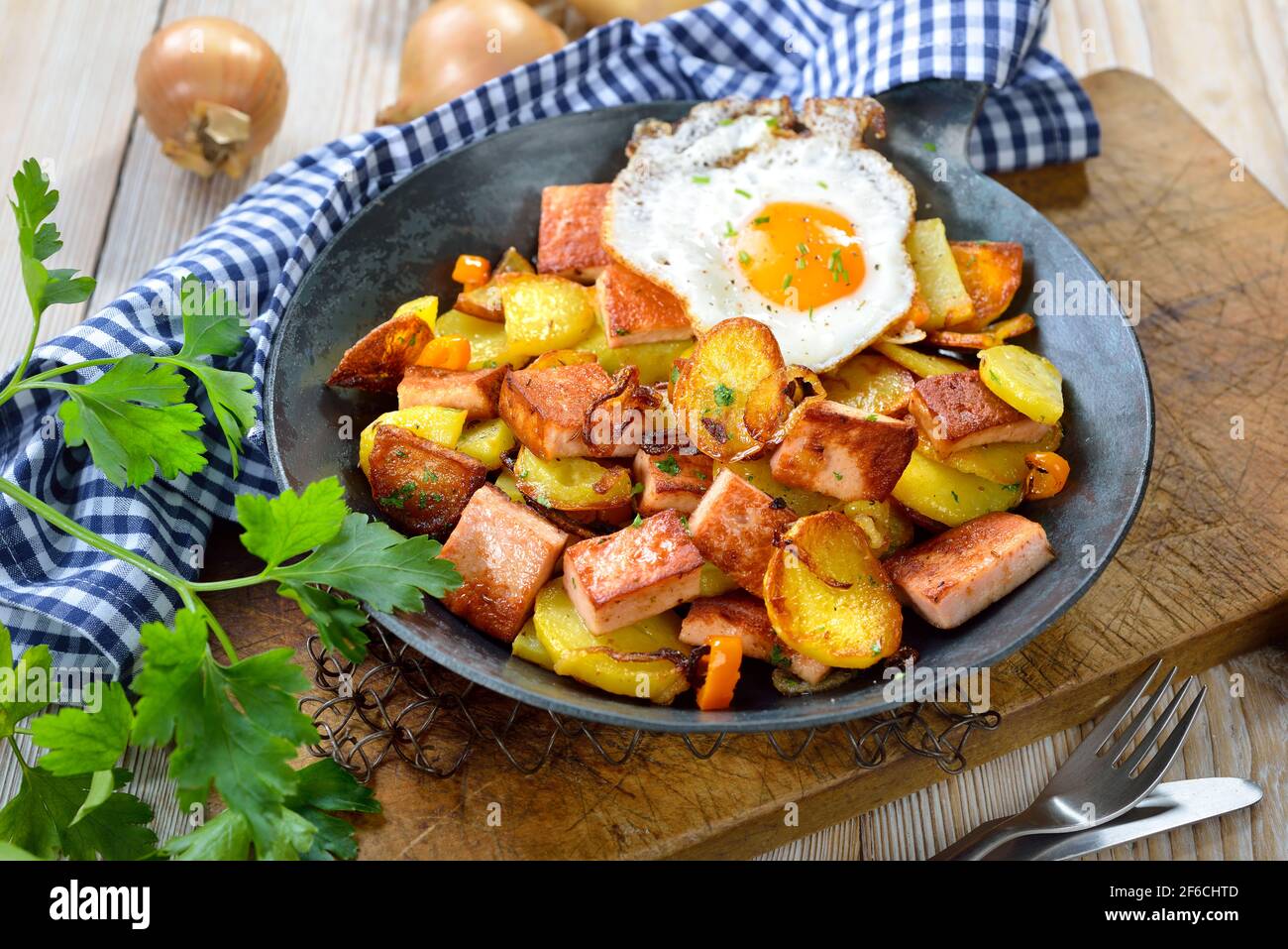 Pommes de terre frites avec pain de viande et un œuf frit, appelé groestrl bavarois, souvent servi dans une poêle Banque D'Images
