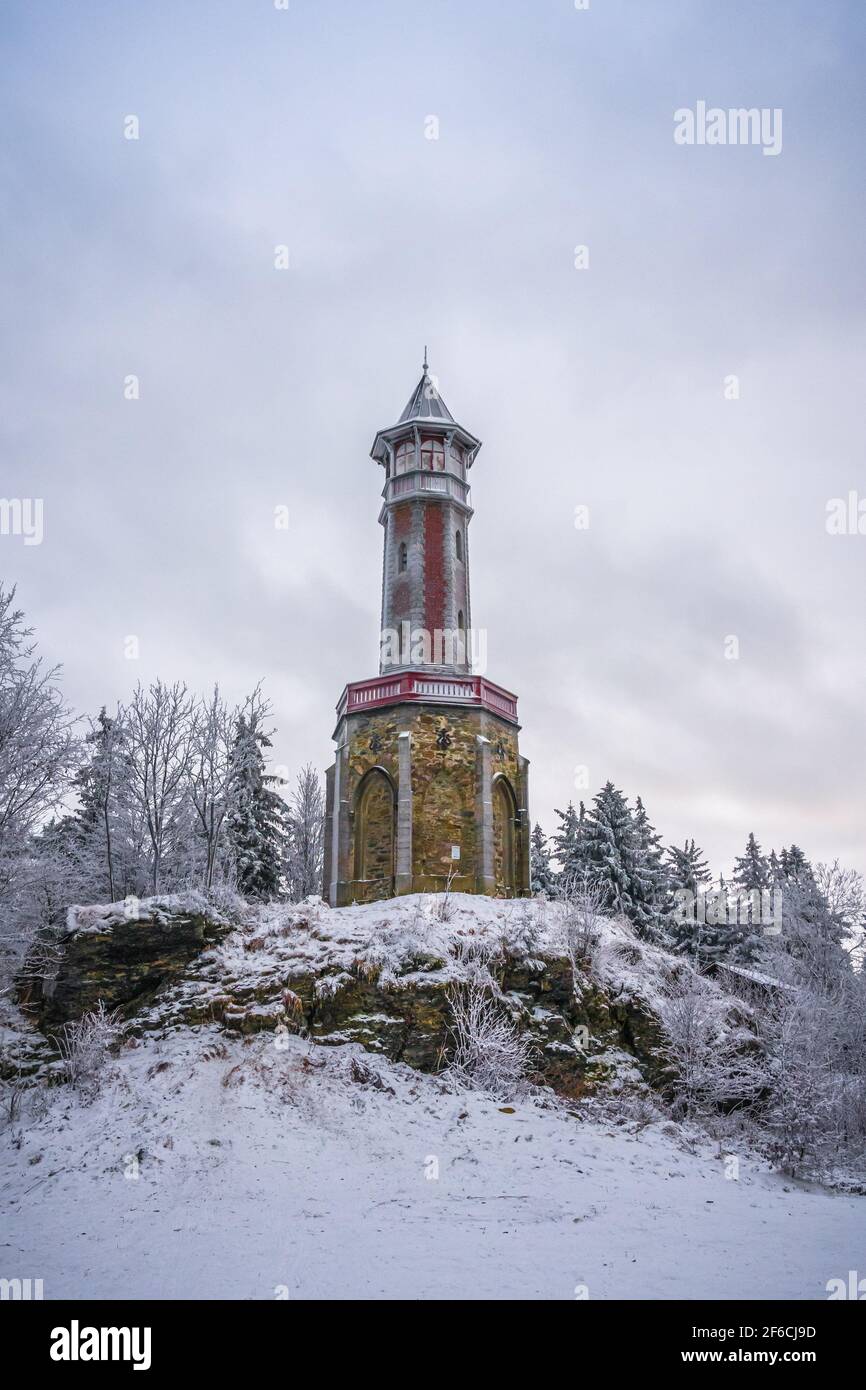 Tour Stepanka, à la frontière des montagnes Krkonose et Jizera. Jour couvert d'hiver, ciel avec nuages, arbres couverts de neige. Banque D'Images