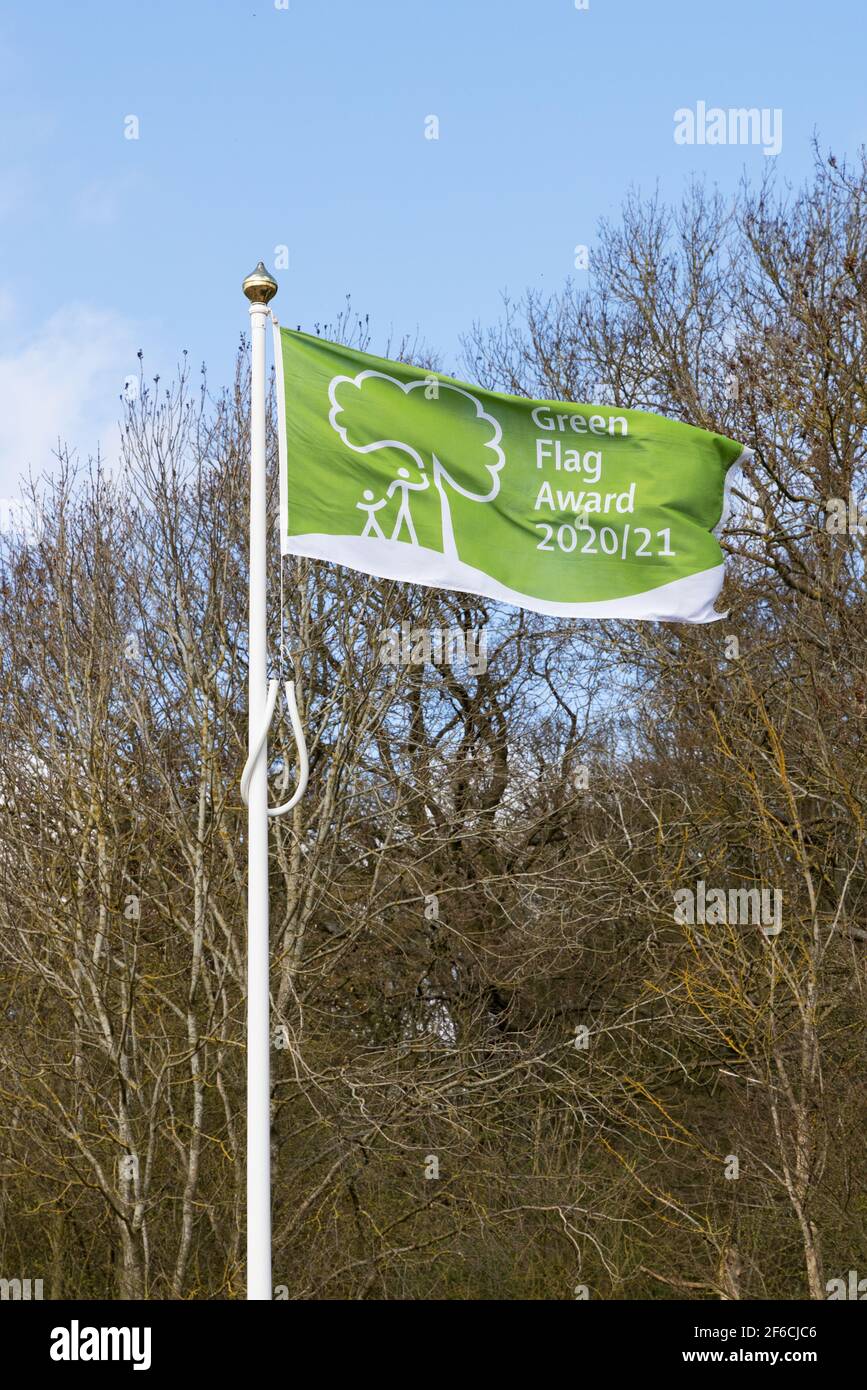 Green Flag Award Royaume-Uni ; drapeau volant à Hinchinbrooke Country Park ; montrant une bonne gestion du parc et des normes, Hinchinbrooke Cambridgeshire Royaume-Uni Banque D'Images