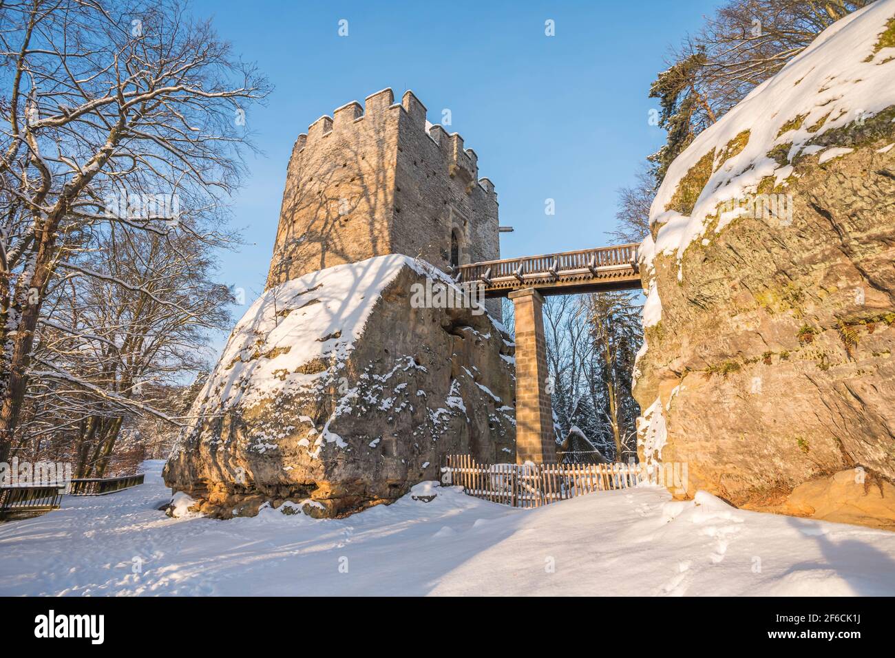 Château médiéval de Kokorin en hiver au lever du soleil. Parc national de Kokorinsko à proximité de Prague en République tchèque. Europe centrale. Banque D'Images