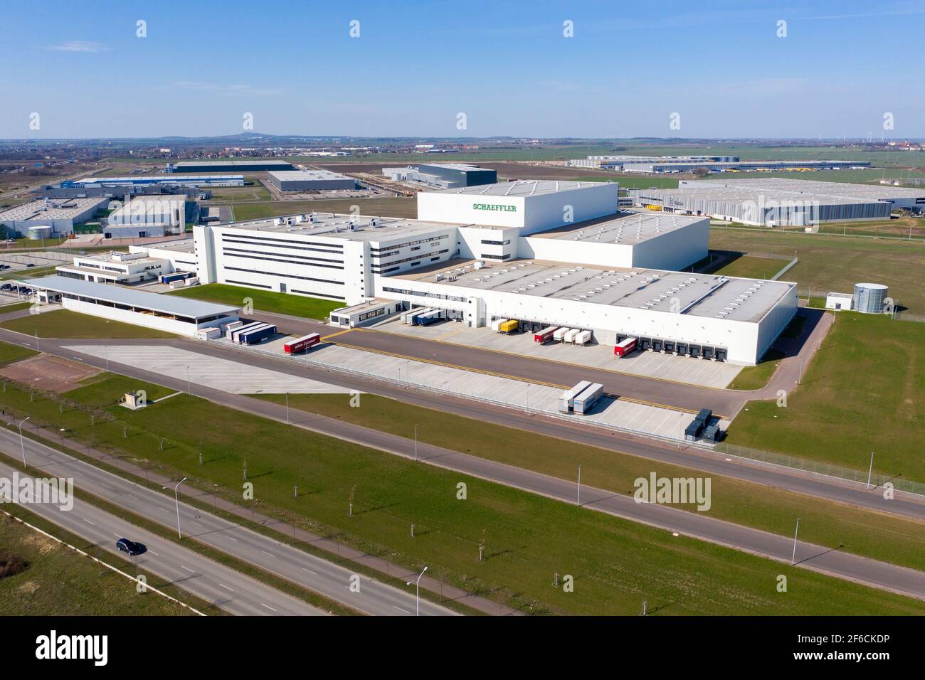 29 mars 2021, Saxe-Anhalt, Halle: Les salles de production de Schaeffler sont adjointes par les salles des autres entreprises de Star Park sur l'autoroute A14. Le parc industriel de 230 hectares a été créé à l'origine en 2000 pour que BMW le localise ici. Après l'attribution du contrat à Leipzig pour l'usine, la zone a été en jachère pendant des années. Au cours des dernières années, plusieurs compagnies logistiques et fournisseurs d'automobiles se sont installés ici en raison de l'emplacement favorable près de l'aéroport de Leipzig/Halle et de la connexion à deux autoroutes. Selon la ville de Halle, ces entreprises ont investi plus des trois quarts de Banque D'Images