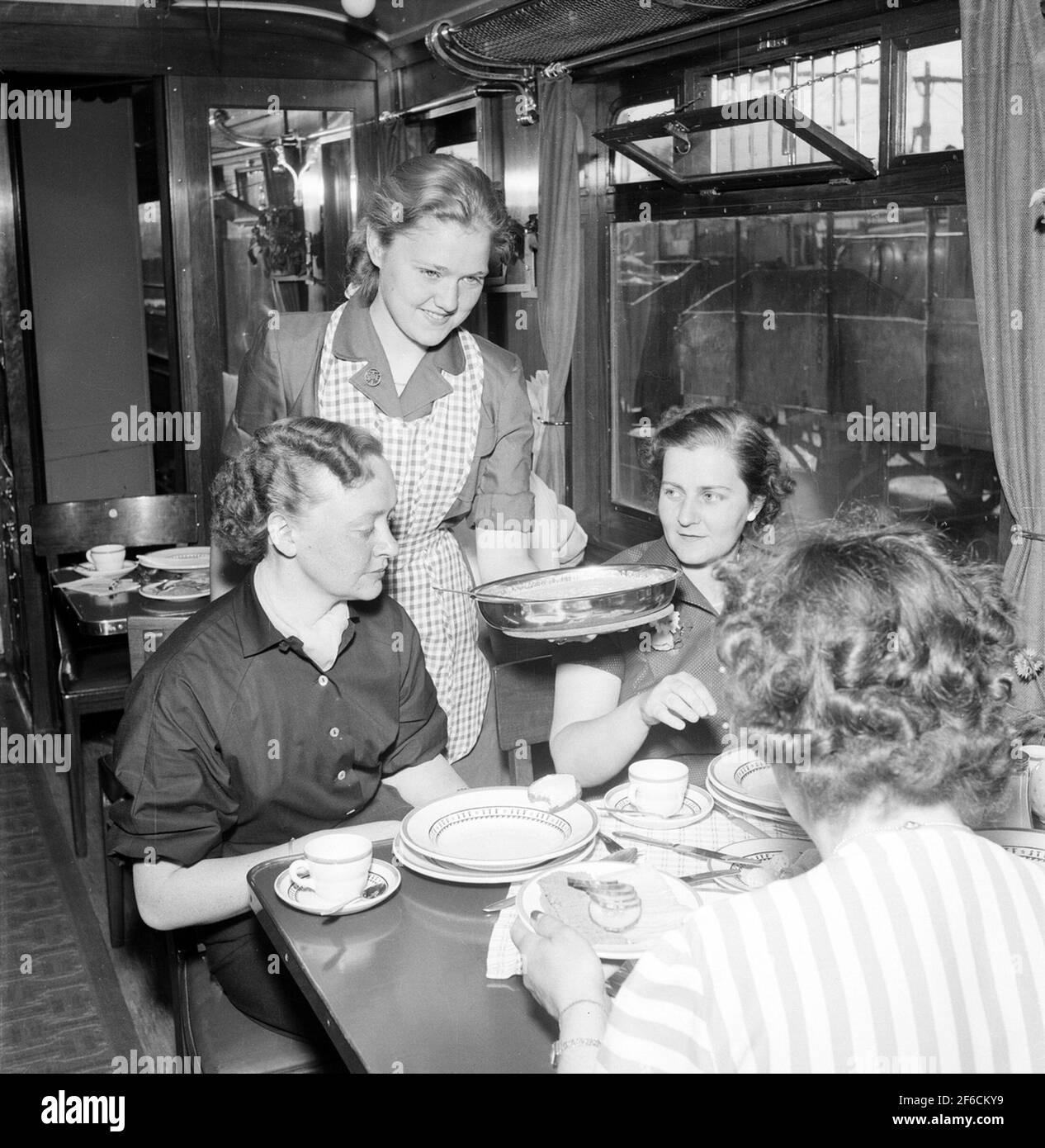 Les chemins de fer de l'État, SJ train home. Voiture de restaurant pour le personnel de train avec les clients de la nourriture et le personnel de service Banque D'Images