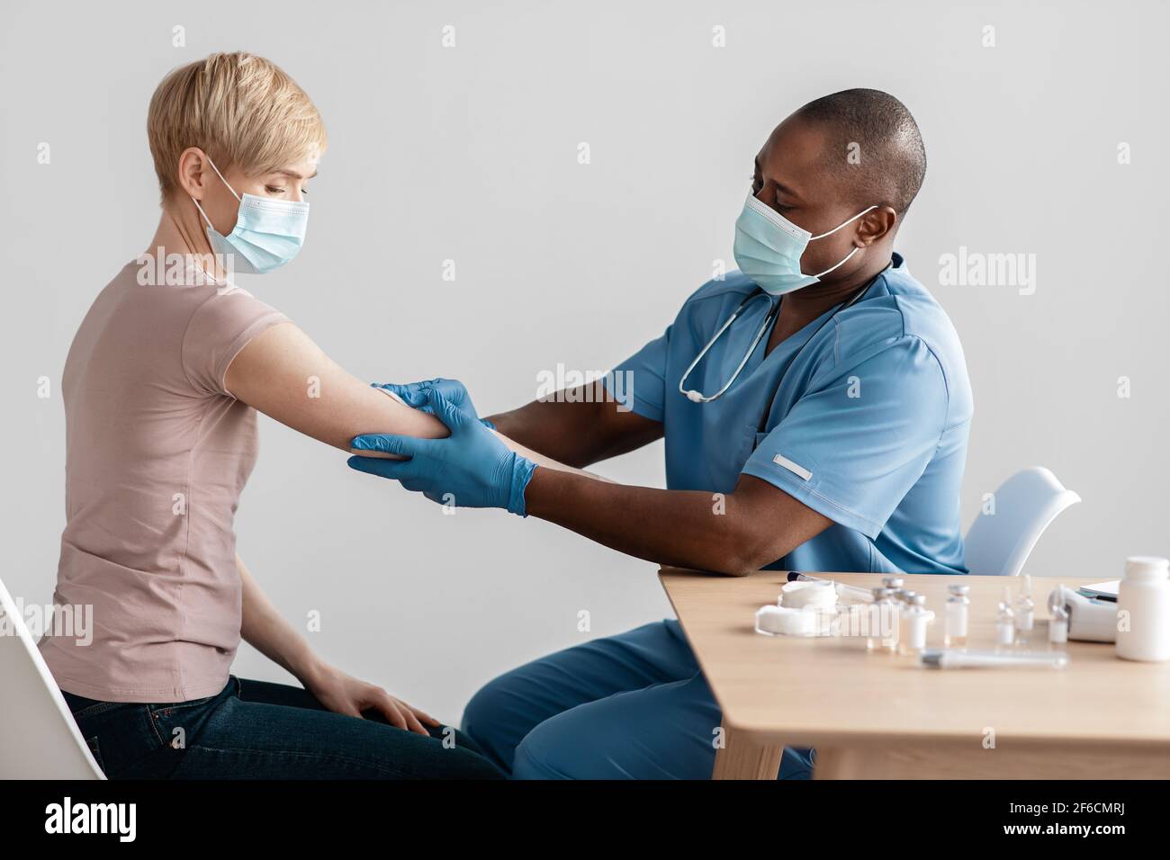 Soins de santé, vaccination de la population et traitement moderne contre l'épidémie de covid-19 Banque D'Images