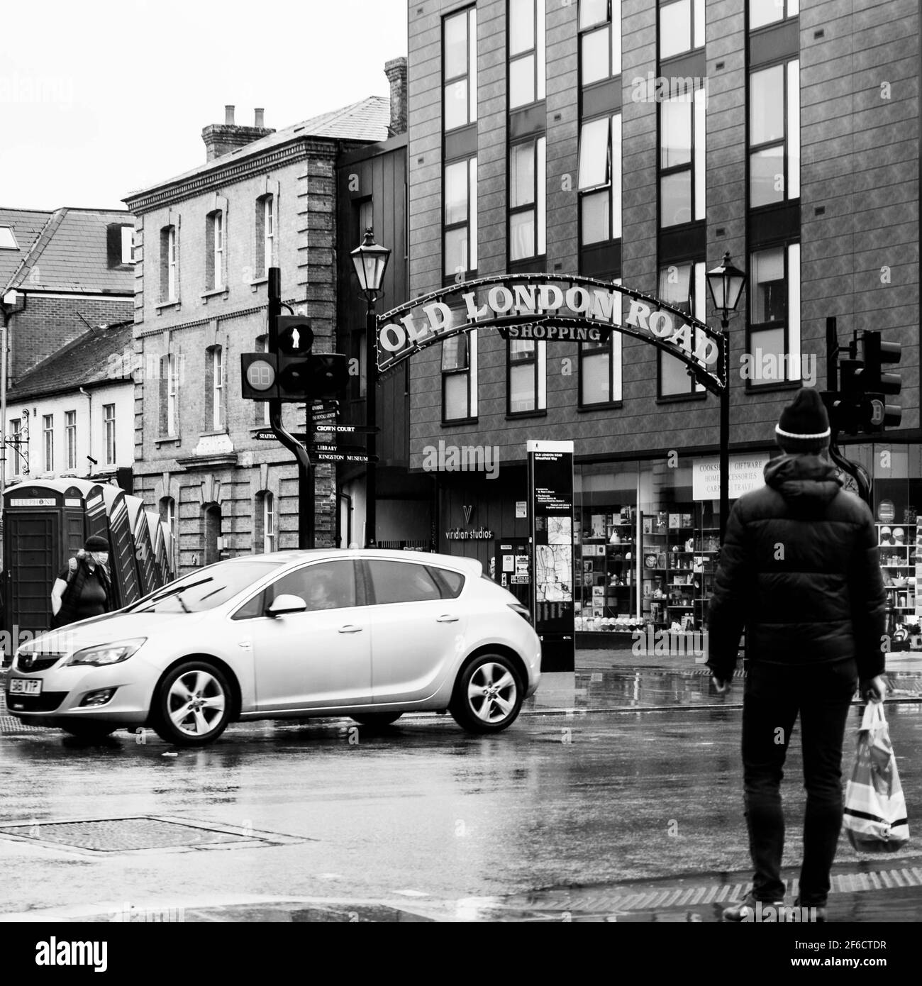 Des gens qui attendent de traverser UNE personne occupée Route avec circulation aux feux de circulation pour piétons Banque D'Images
