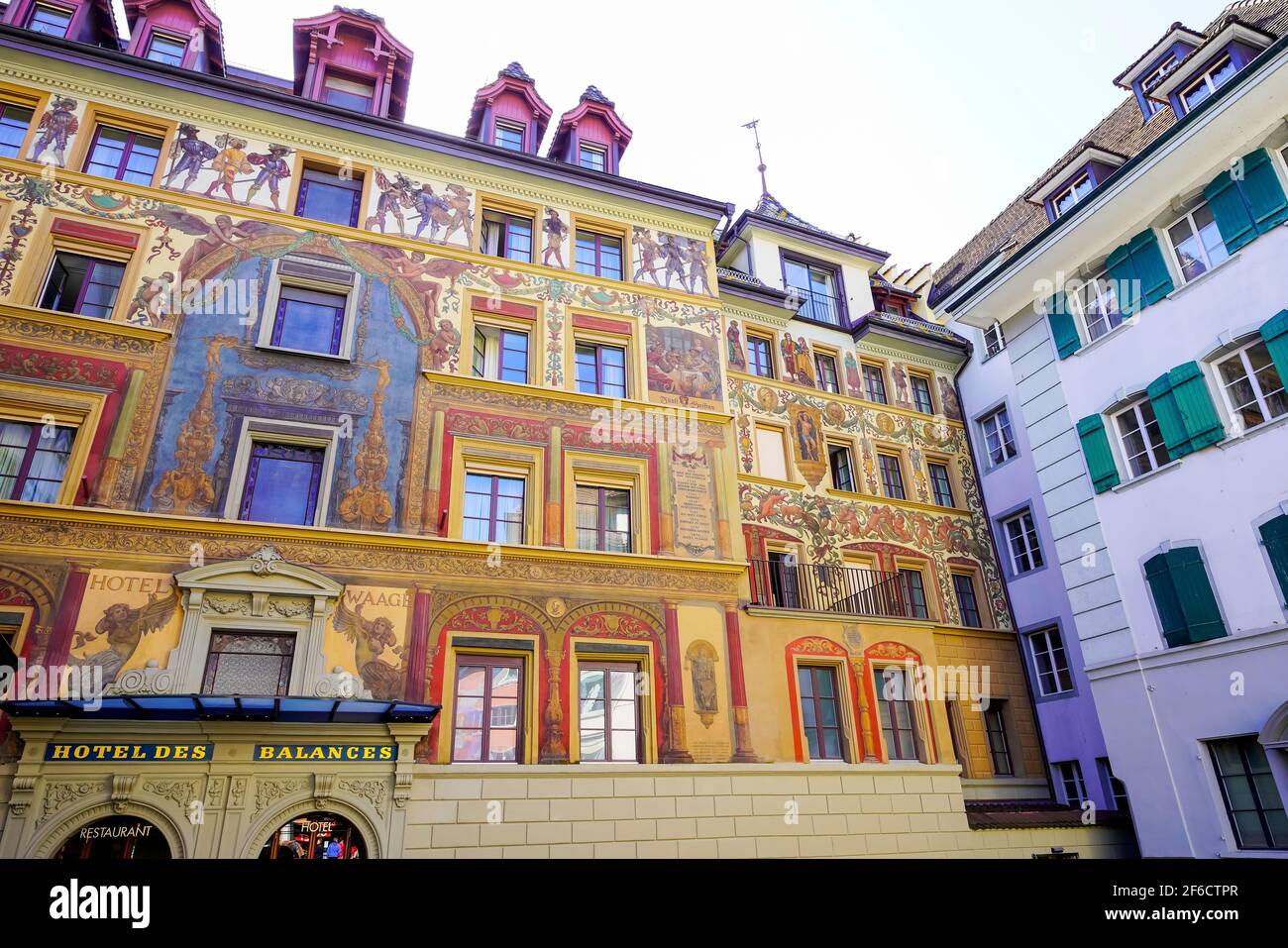 Le bâtiment de l'hôtel des Soldes par le marché du vin est un vieux bâtiment du XVIIIe siècle avec une façade peinte dans le style de Hans Holbein, Lucerne, Canton Lucer Banque D'Images