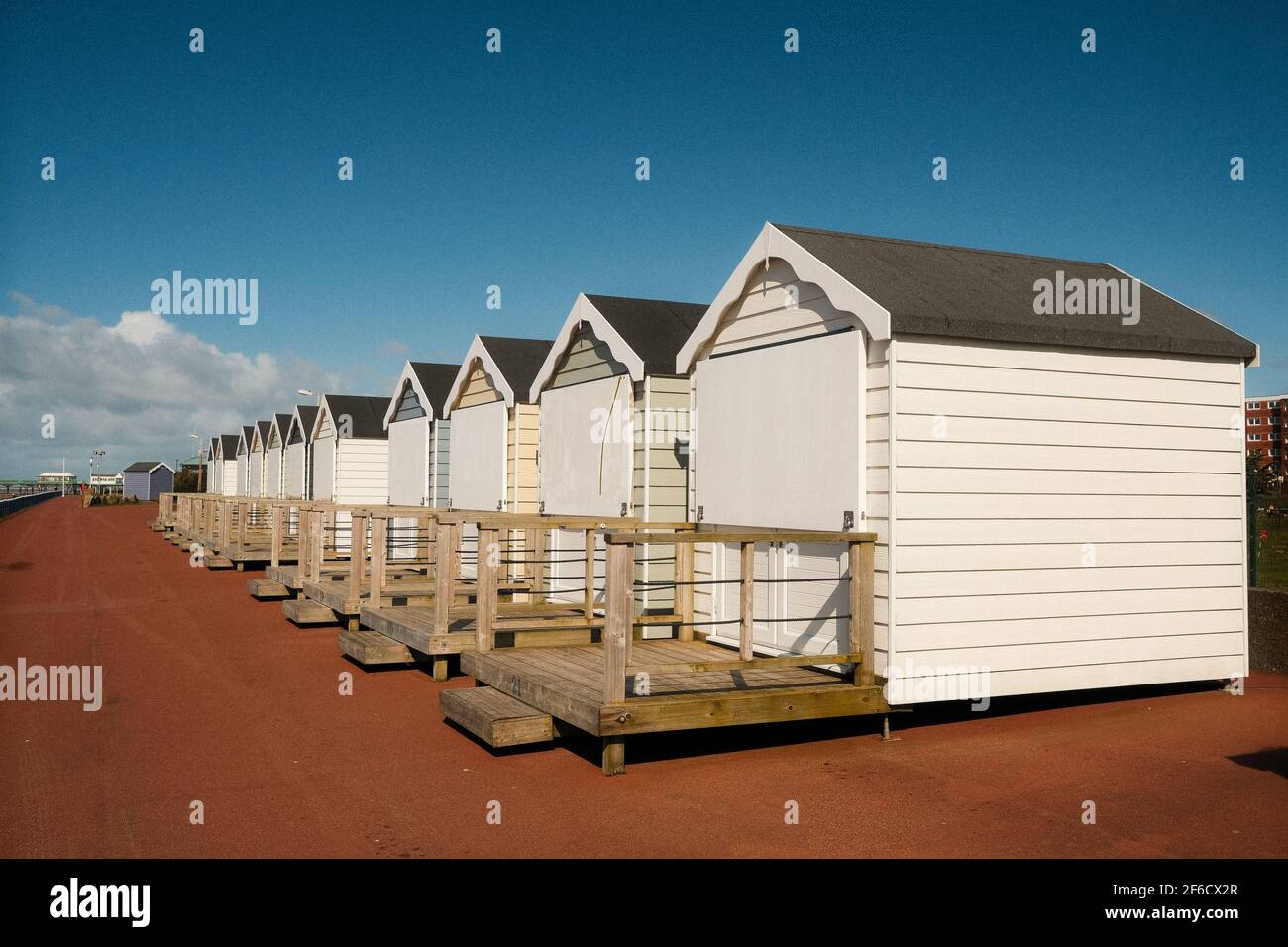 St Annes on Sea, Lancashire. Cabanes sur la plage le long de la promenade. Banque D'Images