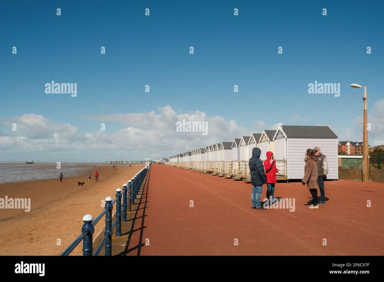 St Annes on Sea, Lancashire. Personnes s'arrêtant pour une discussion sur la promenade de Lytham St Annes. Banque D'Images