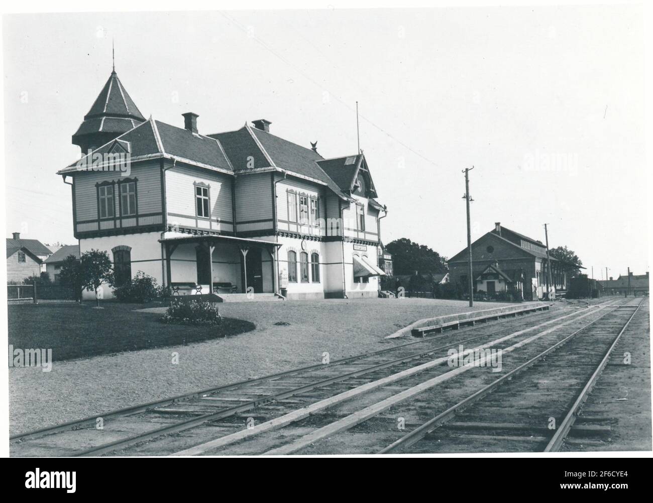 La gare a été construite en 1900. Station de deux étages en pierre et bois. Verrouillage mécanique des vitesses. La station et le magazine de marchandises ont été démolis en 1976. Banque D'Images