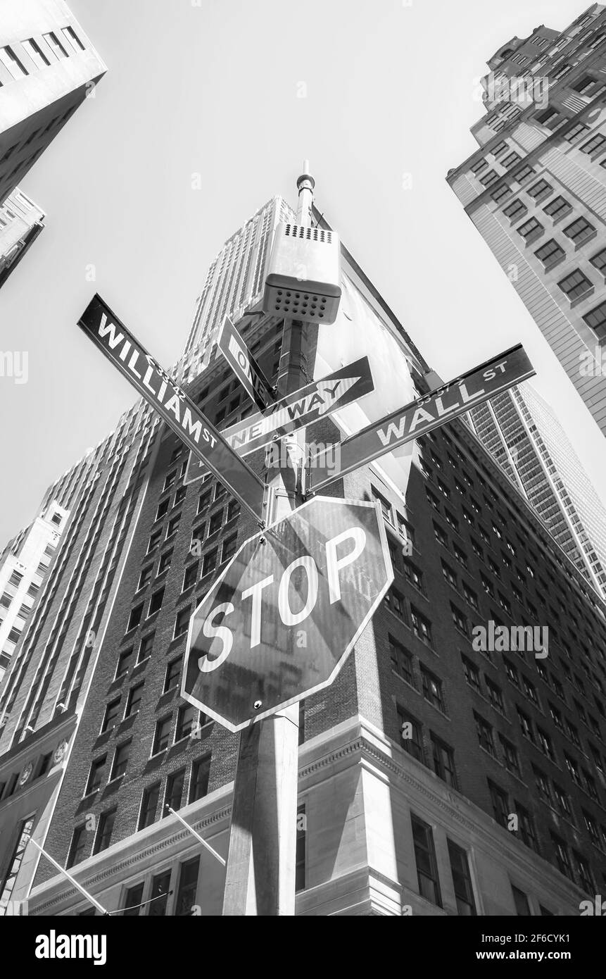 Panneau stop avec panneaux William et Wall Street sur un poteau, New York City, USA. Banque D'Images