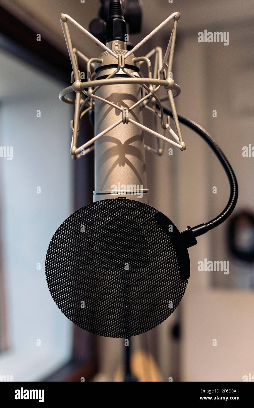 Photo du microphone professionnel dans la salle d'enregistrement du studio de musique. Banque D'Images