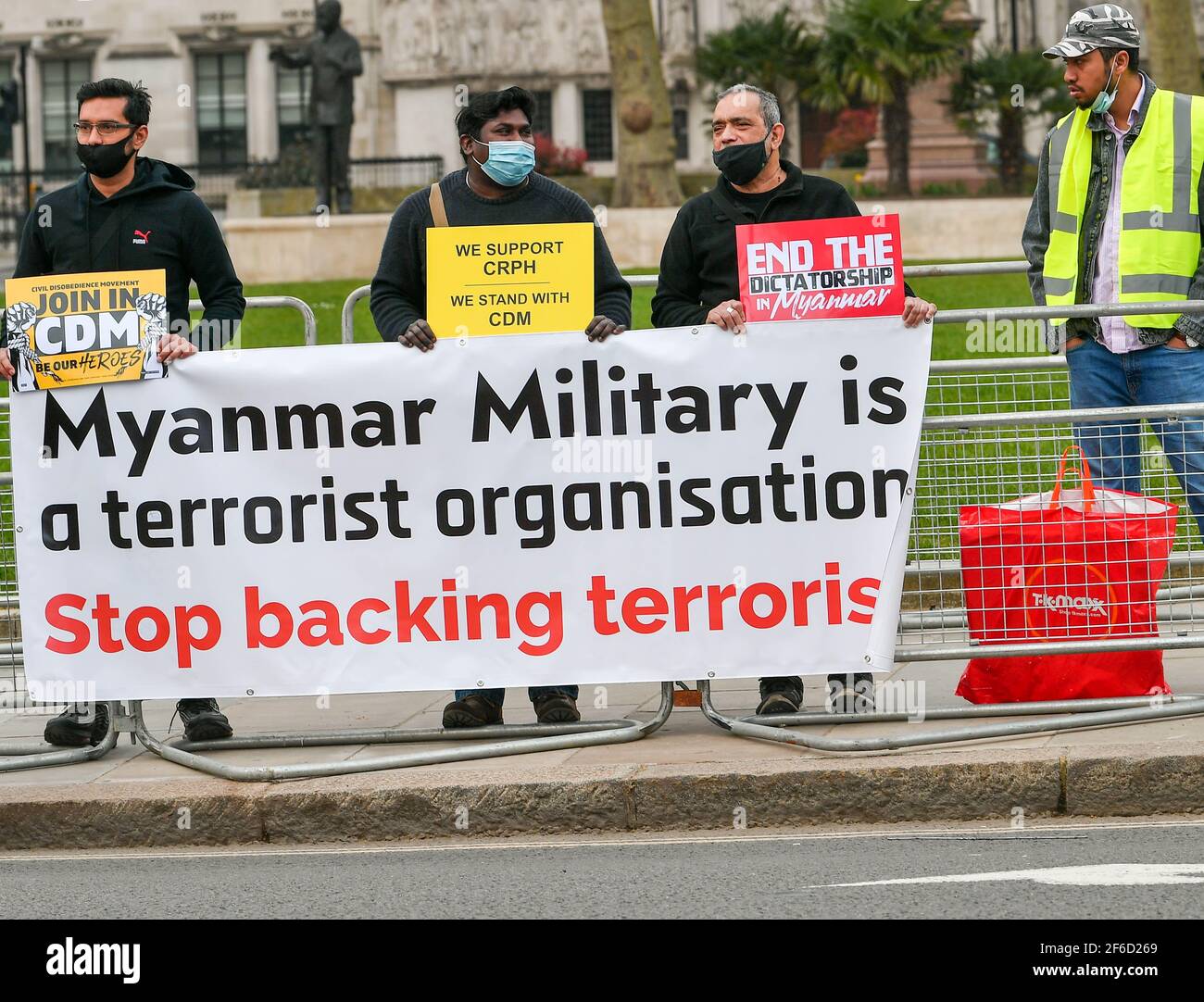 Londres, Royaume-Uni. 31 mars 2021. Une protestation contre le régime militaire au Myanmar en dehors des chambres du Parlement crédit: Ian Davidson/Alay Live News Banque D'Images