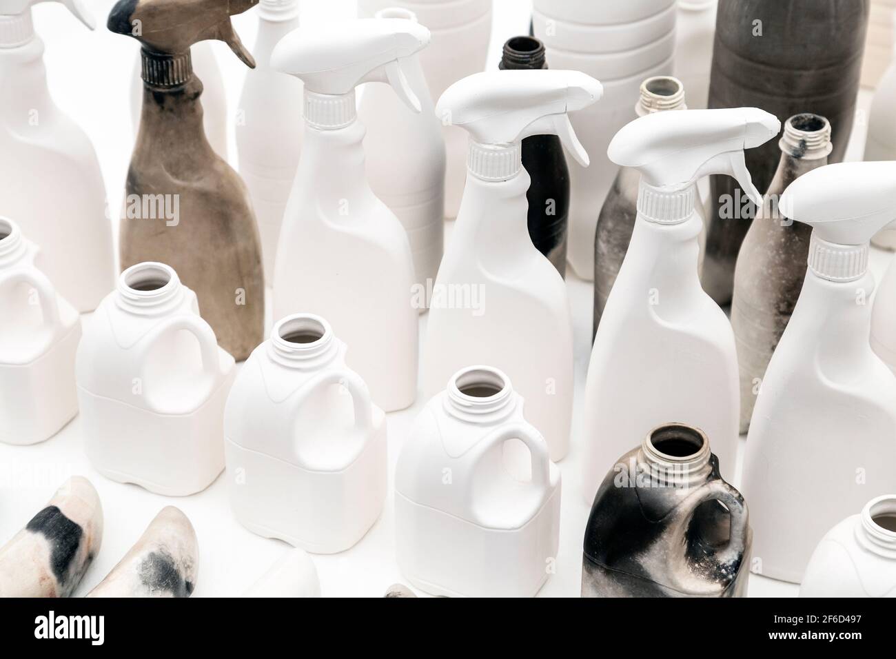 Œuvres d'art « Harvest » mettant en évidence la pollution plastique dans les océans par l'artiste Mella Shaw à l'autre Art Fair 2018, Londres, Royaume-Uni Banque D'Images