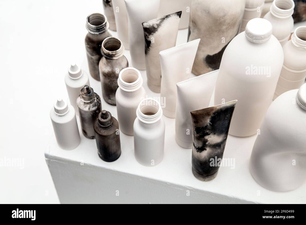 Œuvres d'art « Harvest » mettant en évidence la pollution plastique dans les océans par l'artiste Mella Shaw à l'autre Art Fair 2018, Londres, Royaume-Uni Banque D'Images