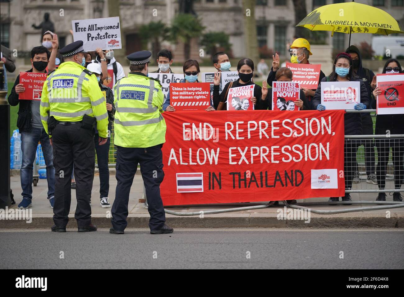 Des manifestants se sont rassemblés devant le Parlement à Westminster, dans le centre de Londres, pour manifester contre le coup d'État du 1er février au Myanmar qui a renversé le gouvernement élu d'Aung San Suu Kyi. Date de la photo: Mercredi 31 mars 2021. Banque D'Images